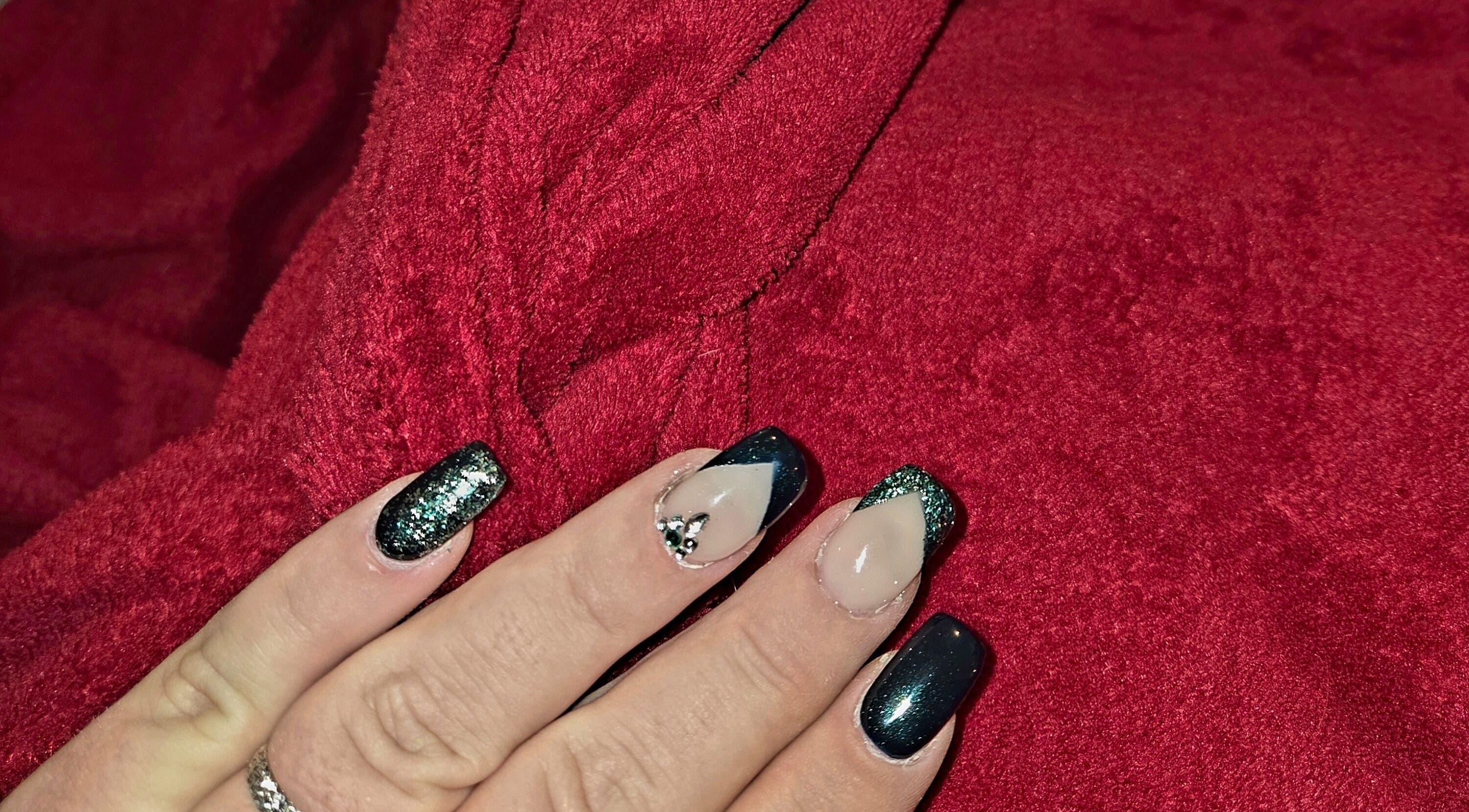 Ongles élégants noirs et pailletés à Les ongles de mel, Villefontaine, Auvergne-rhône-alpes, FR.