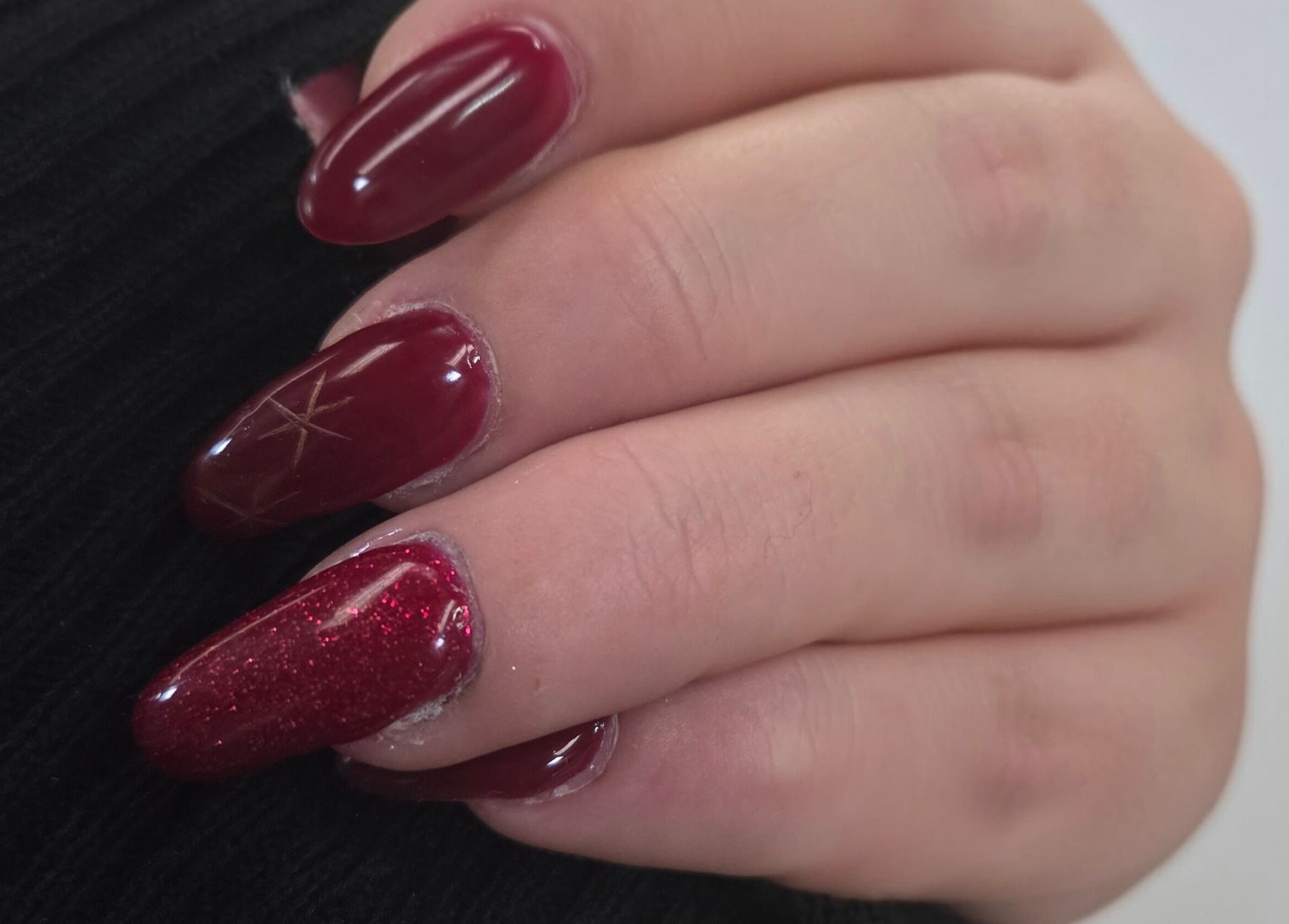 Manucure élégante avec vernis rouge profond chez Les ongles de mel, Villefontaine, Auvergne-rhône-alpes, FR.