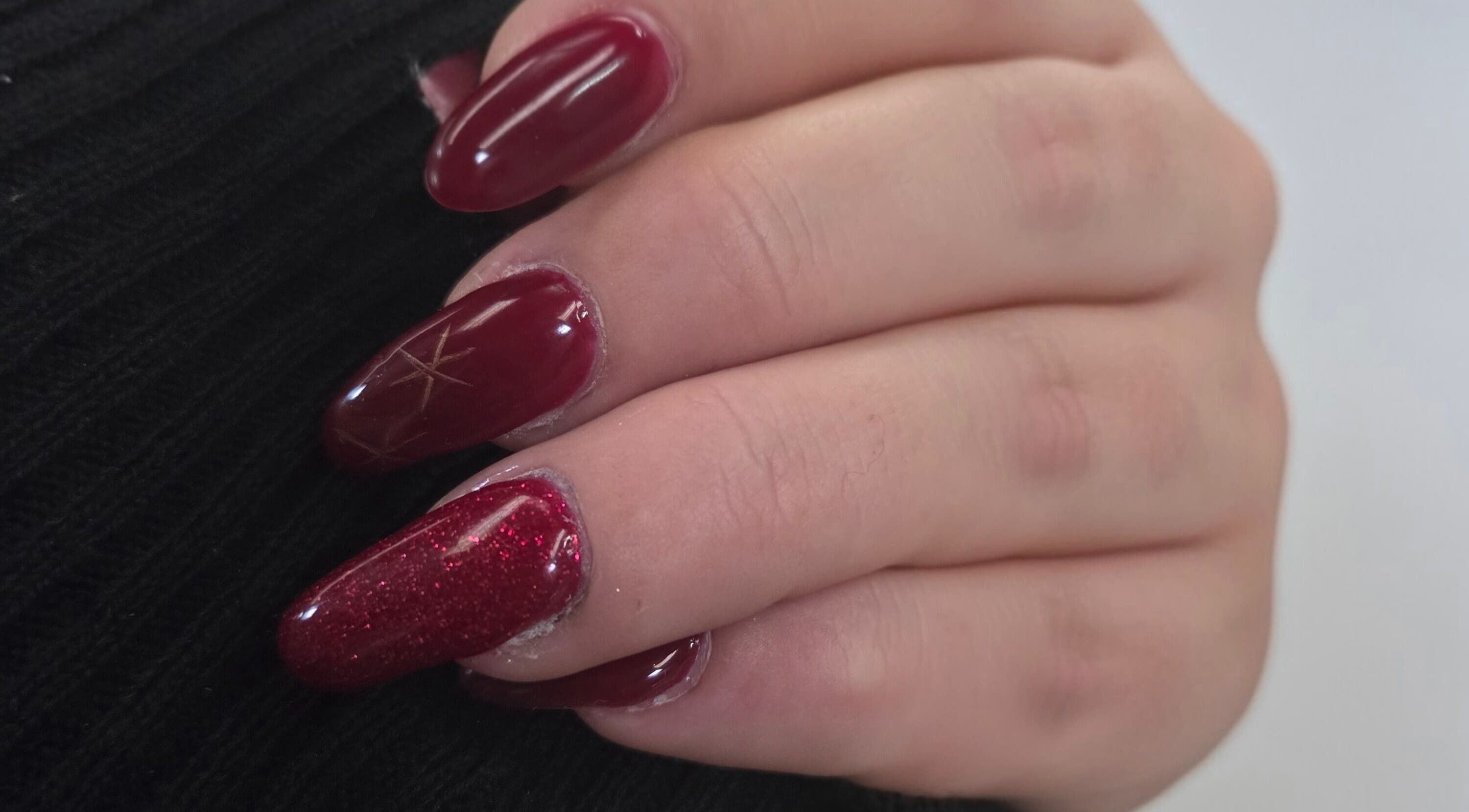 Manucure élégante avec vernis rouge profond chez Les ongles de mel, Villefontaine, Auvergne-rhône-alpes, FR.