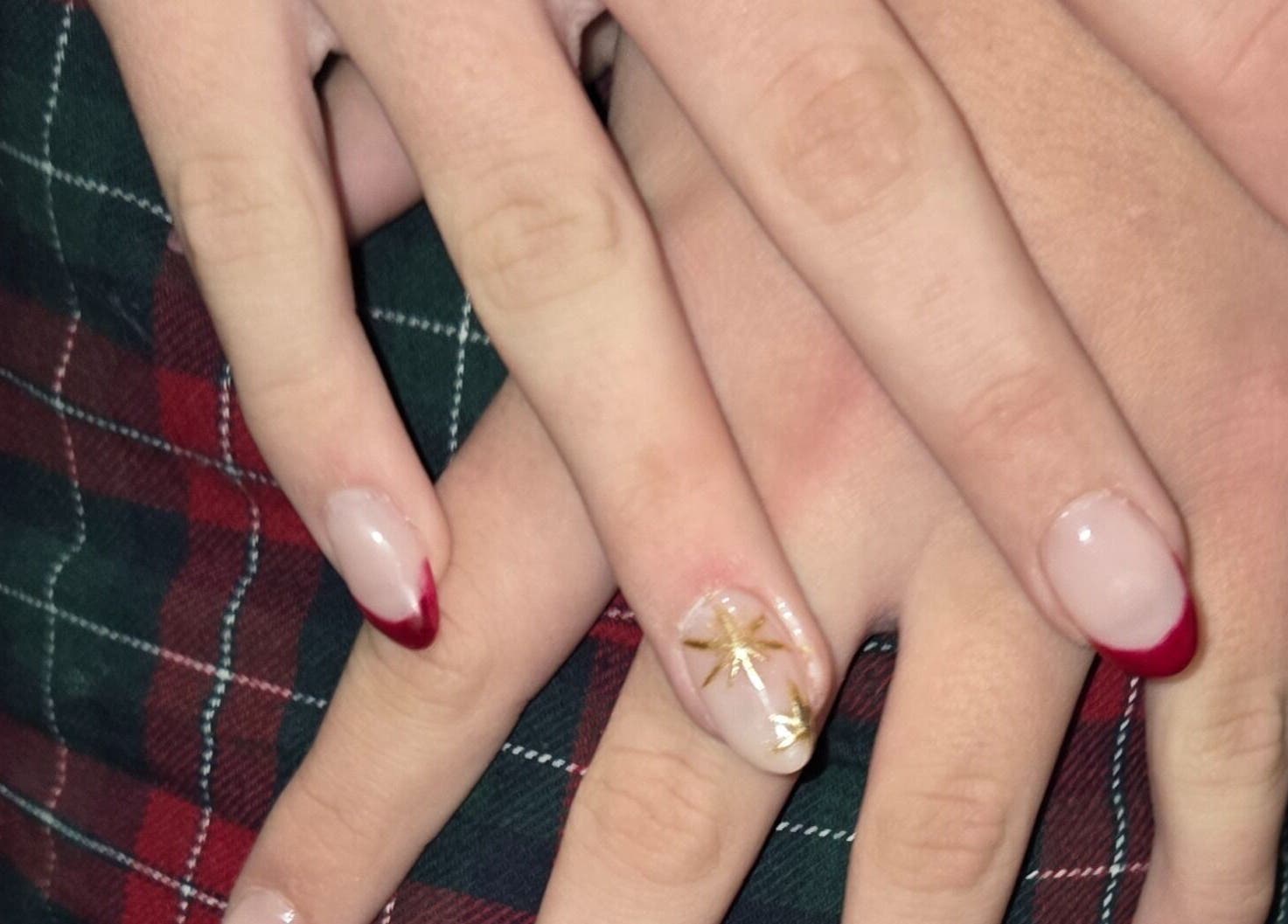 Designs élégants avec des ongles rouges et dorés chez Les ongles de mel, Villefontaine, Auvergne-rhône-alpes, FR.