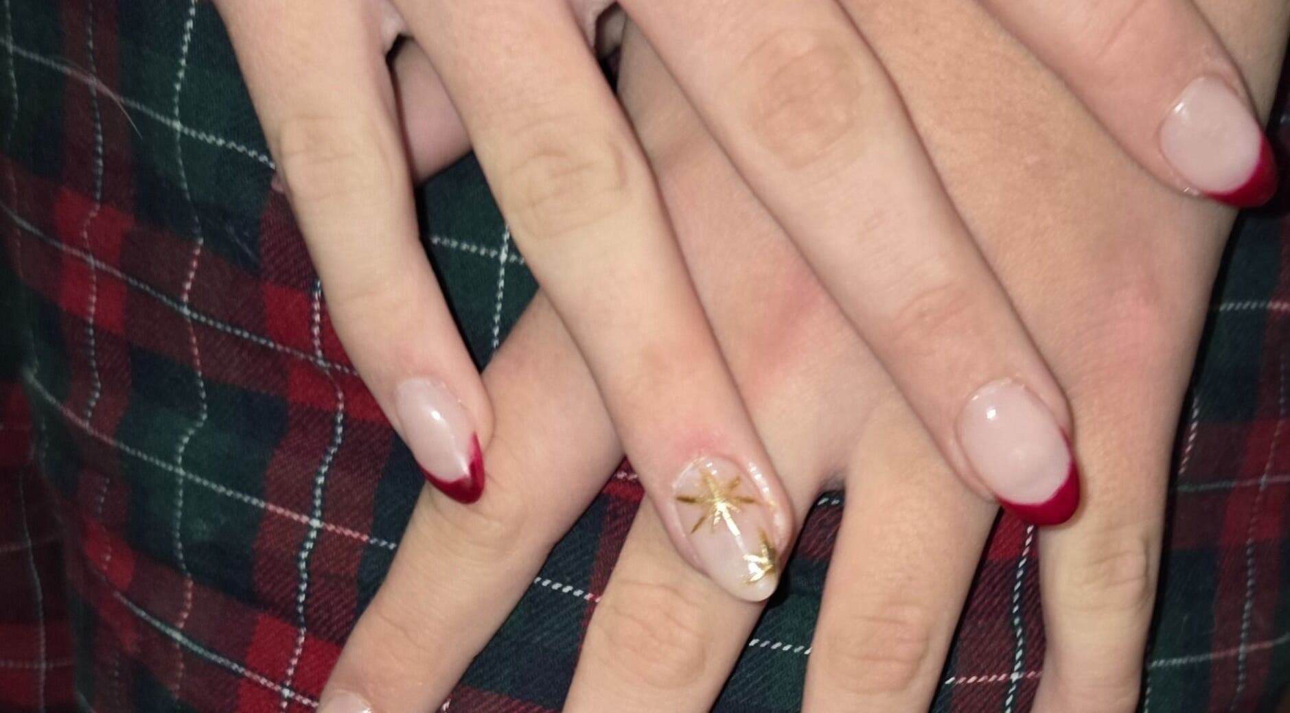 Designs élégants avec des ongles rouges et dorés chez Les ongles de mel, Villefontaine, Auvergne-rhône-alpes, FR.