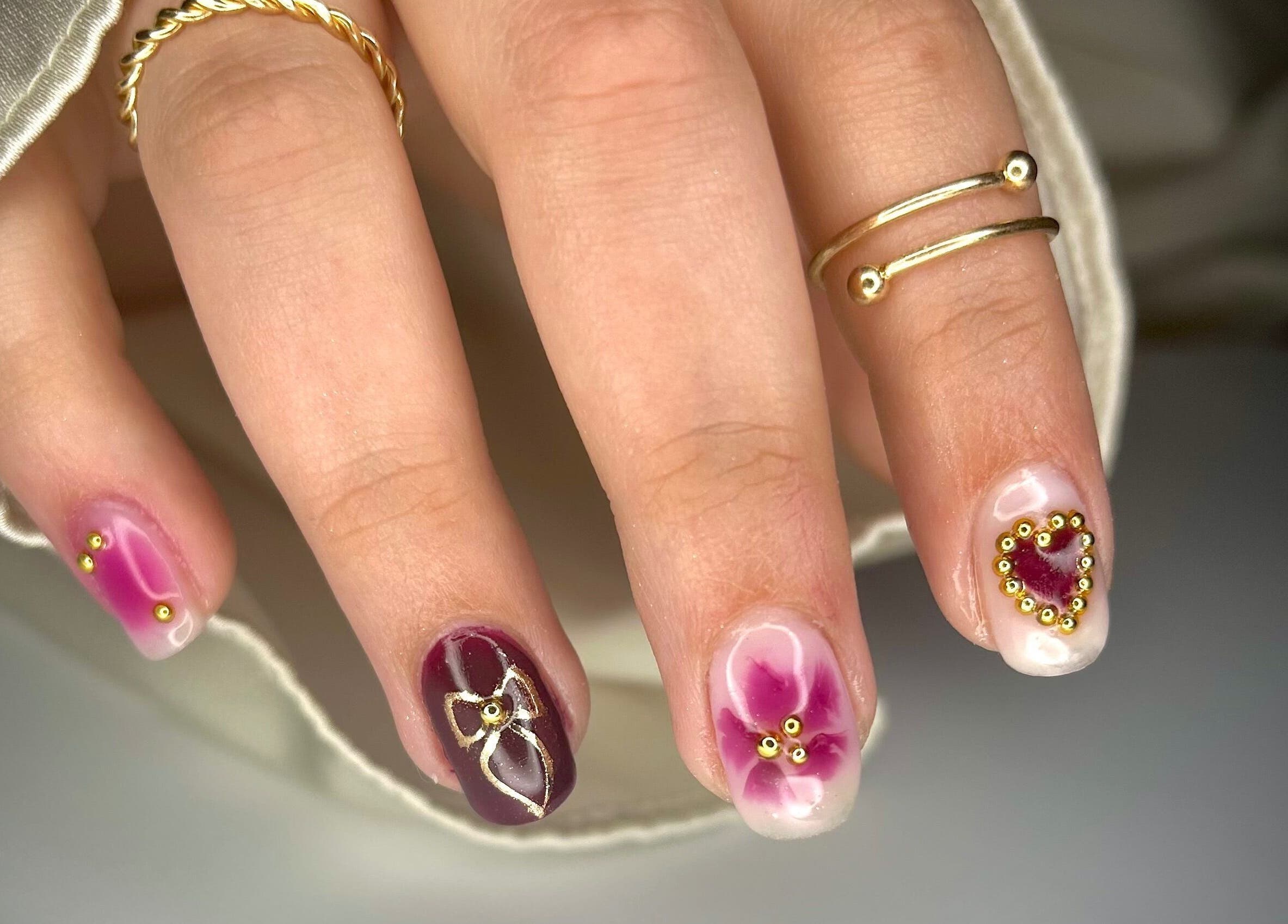 Design d'ongles artistique à Nail By Kika, Bayonne, Nouvelle-aquitaine, FR. Pose élégante avec motifs floraux.