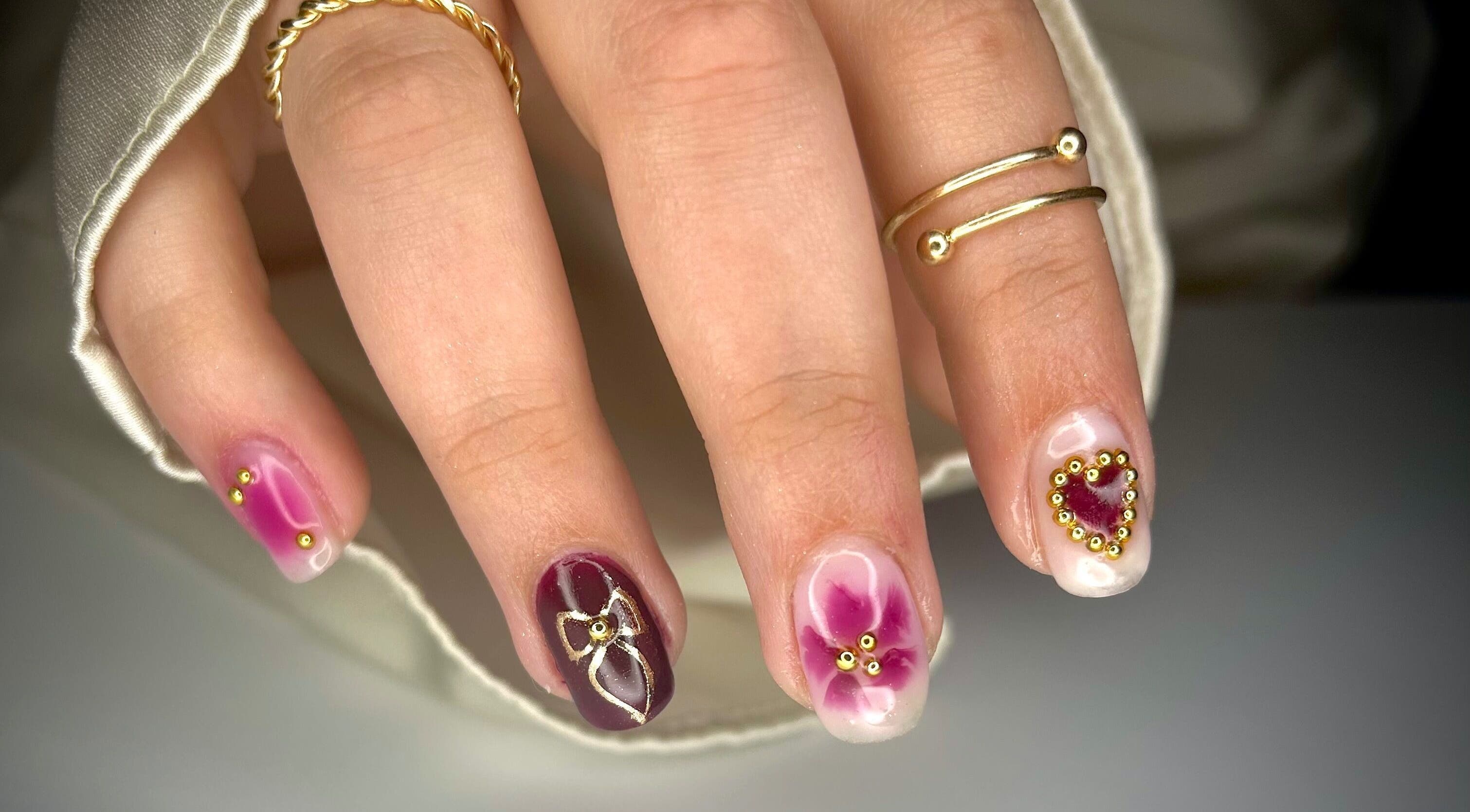 Design d'ongles artistique à Nail By Kika, Bayonne, Nouvelle-aquitaine, FR. Pose élégante avec motifs floraux.
