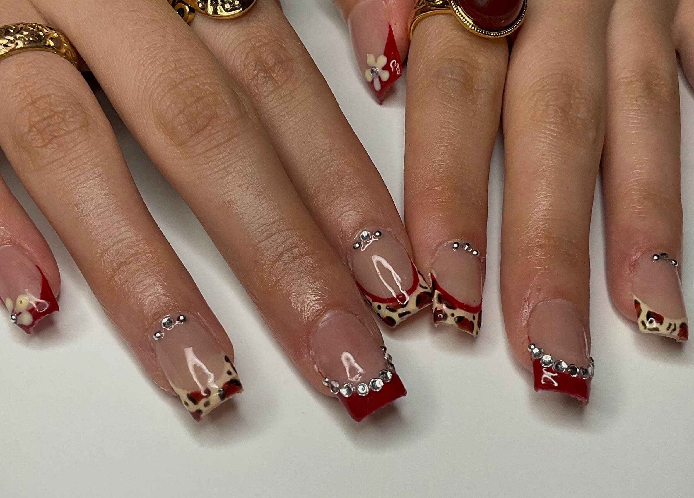 Nail art élégant chez Nail By Kika à Bayonne, Nouvelle-Aquitaine, FR, avec strass et motifs léopard.