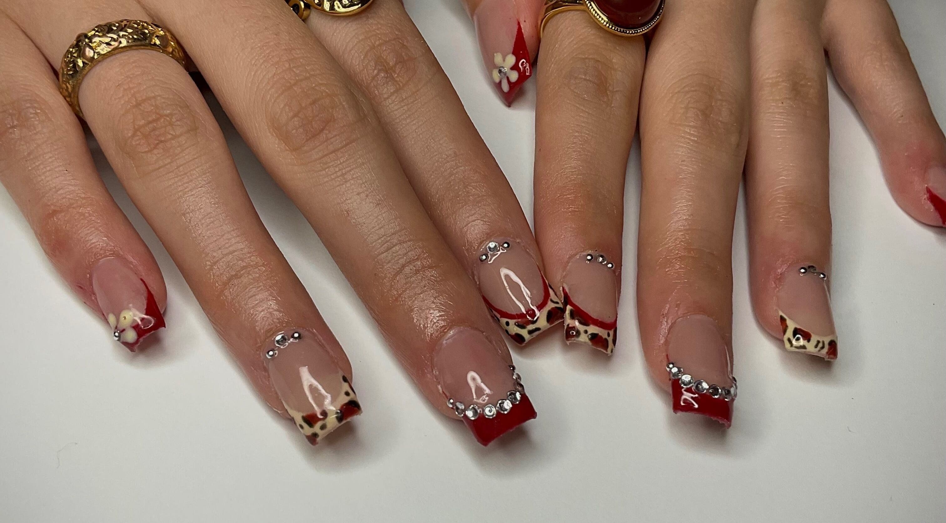 Nail art élégant chez Nail By Kika à Bayonne, Nouvelle-Aquitaine, FR, avec strass et motifs léopard.