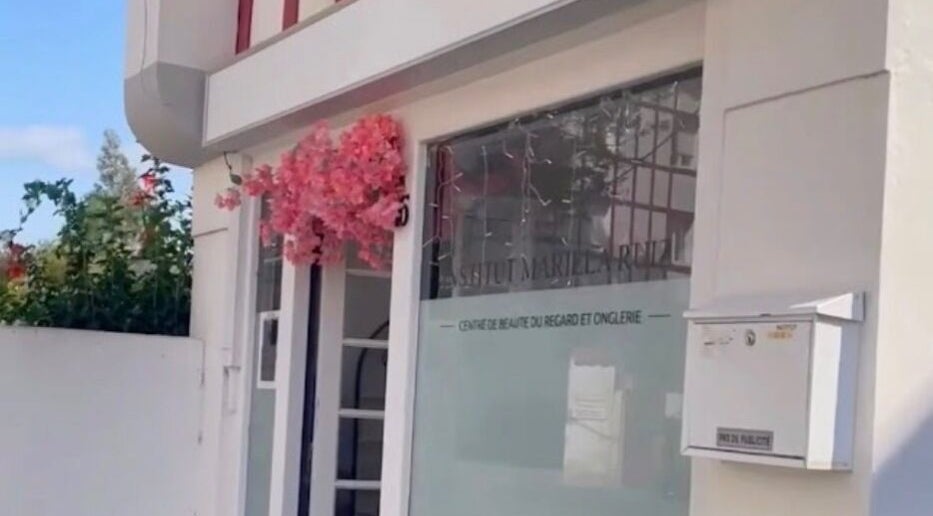 Entrée élégante de Nail By Kika à Bayonne, Nouvelle-aquitaine, FR avec fleurs roses en façade.