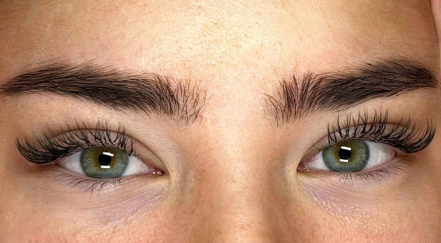 Zoom sur des sourcils parfaitement soignés à La Maison du Regard by M.A, Saint-georges-d'orques, Occitanie, FR.