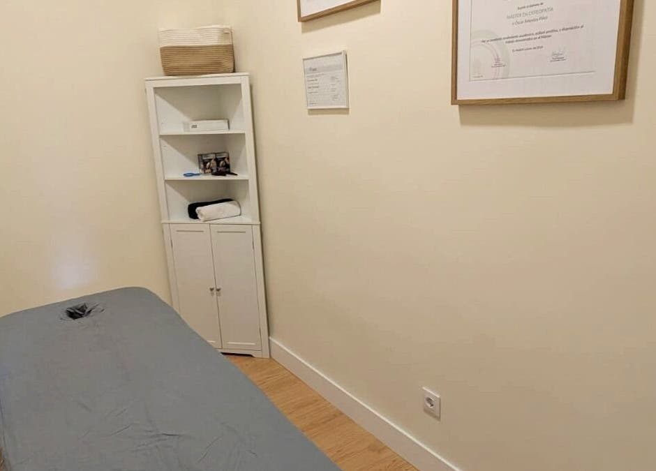 Sala de terapia de Osteopatía Fuente del Berro en Madrid, Comunidad De Madrid, ES, equipada y acogedora.