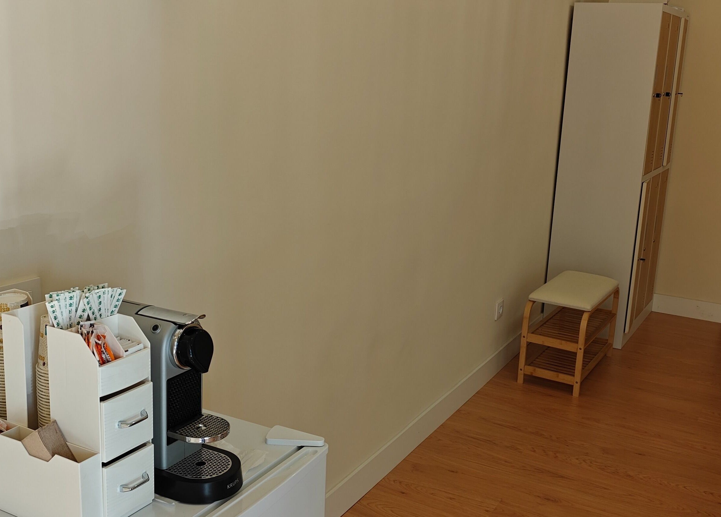 Área de café en Osteopatía Fuente del Berro, Madrid, Comunidad De Madrid, ES.