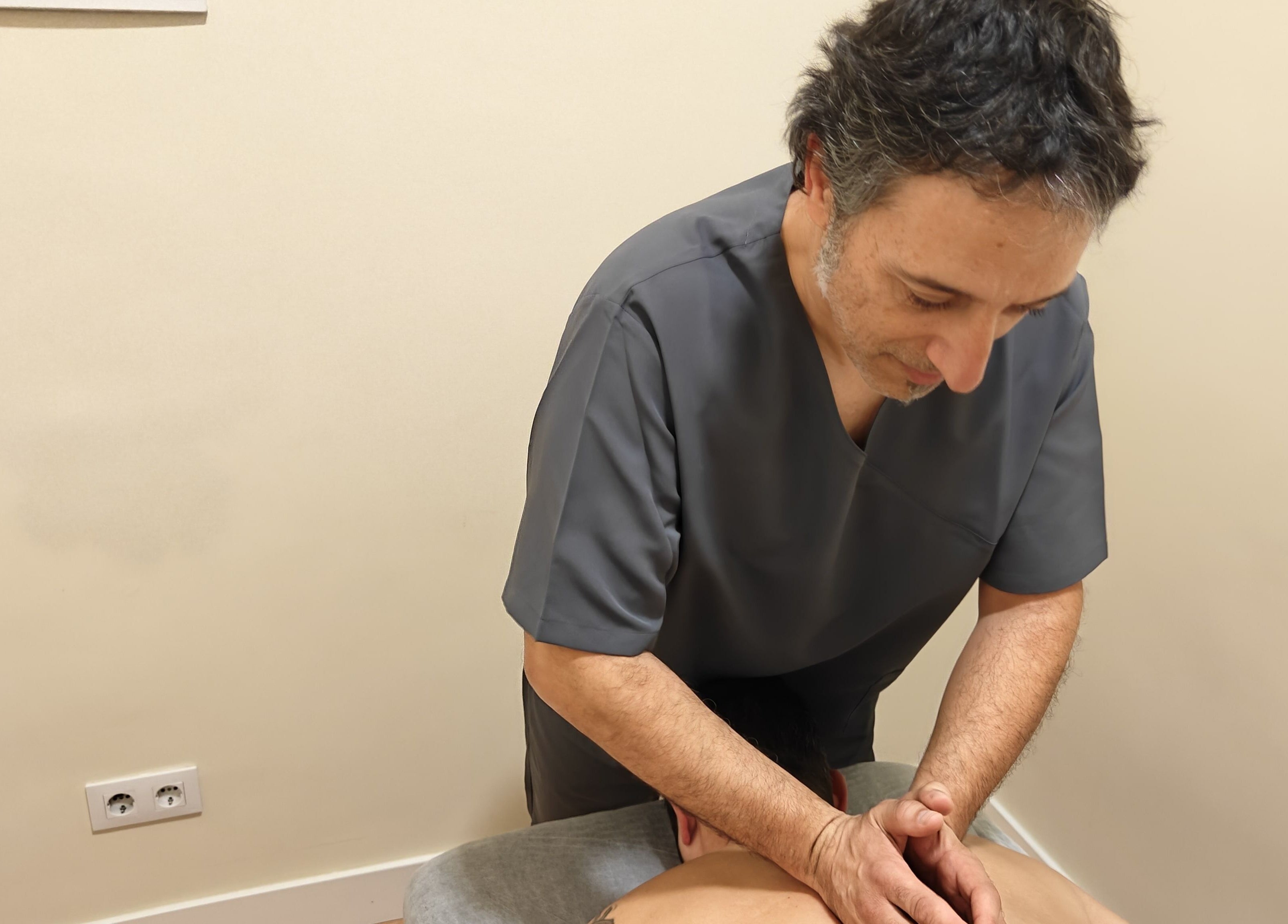 Osteópata en Osteopatía Fuente del Berro, Madrid, realizando tratamiento relajante.