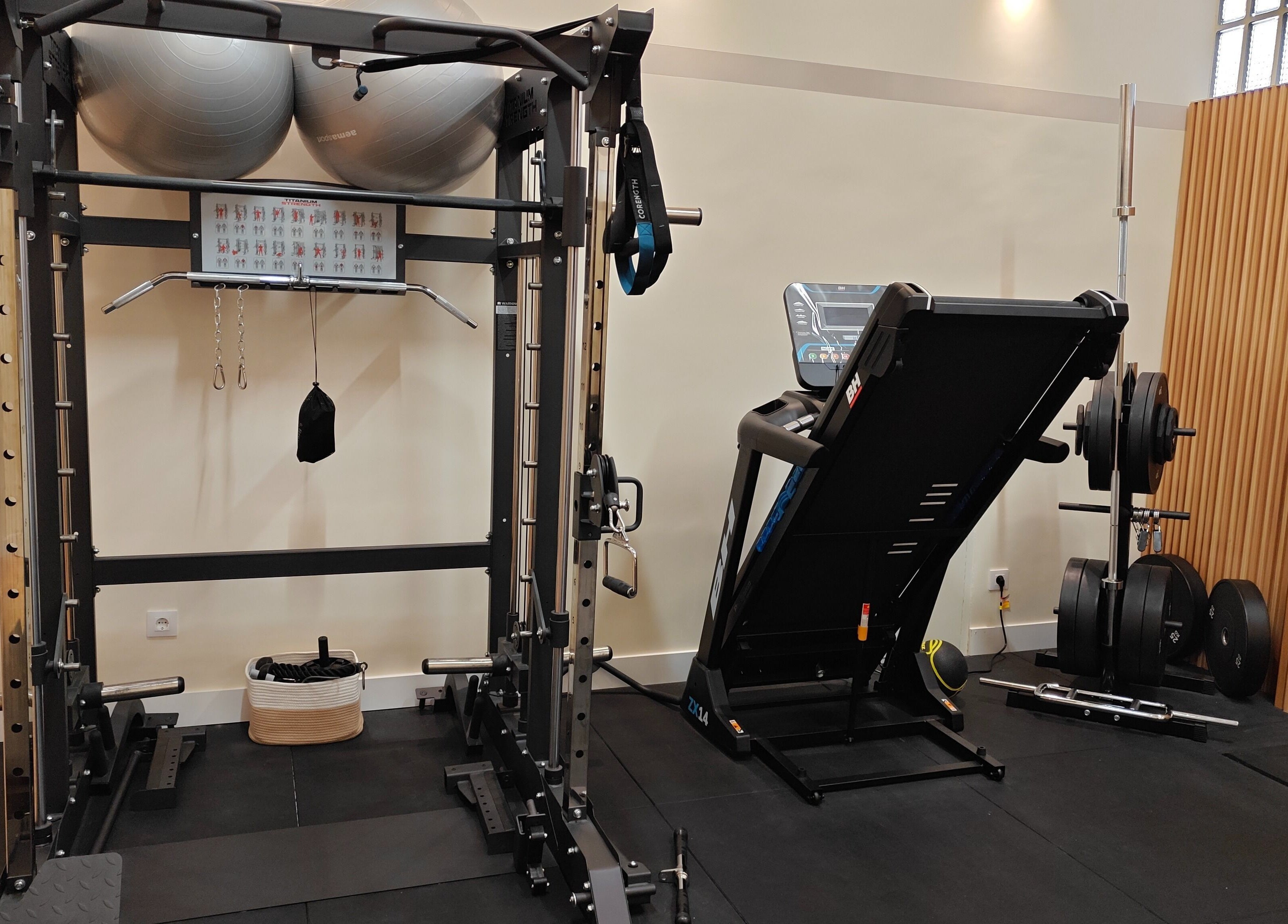 Equipo de ejercicio moderno en Osteopatía Fuente del Berro en Madrid, Comunidad De Madrid, ES.