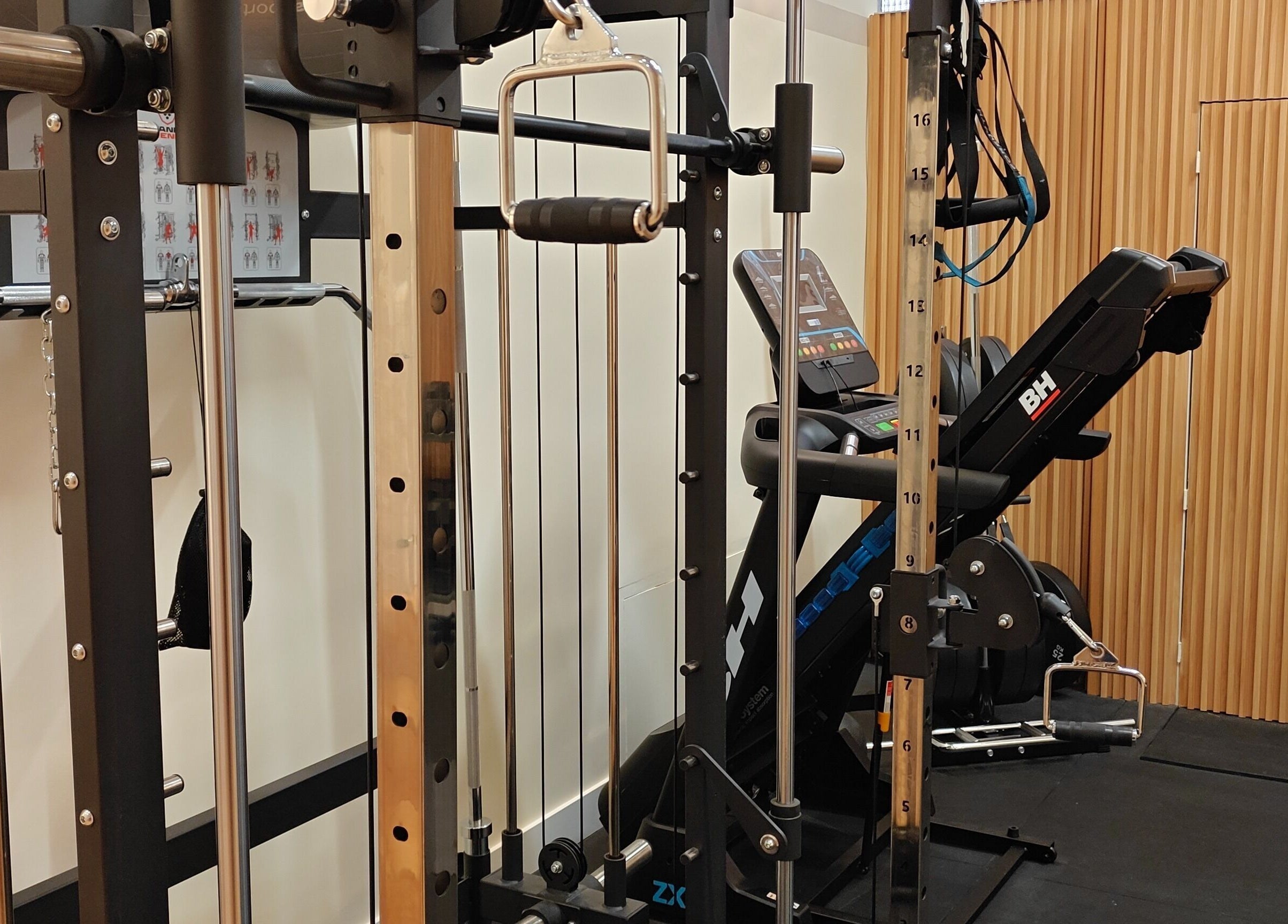 Equipo de ejercicio en Osteopatía Fuente del Berro, Madrid, Comunidad De Madrid, ES.