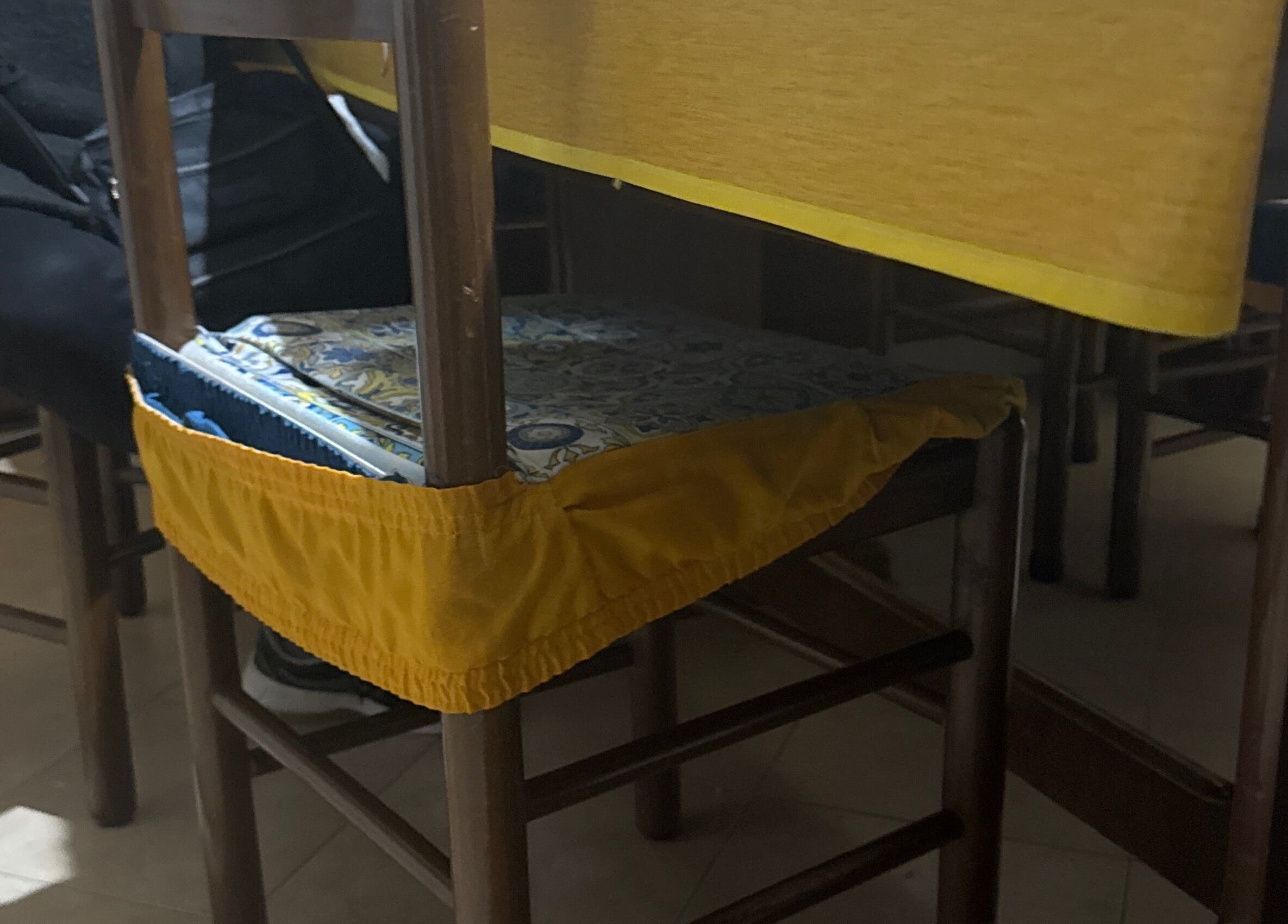 Sedia con copri sedia gialla presso EmmaBeauty, Macerata Campania, Campania, IT.