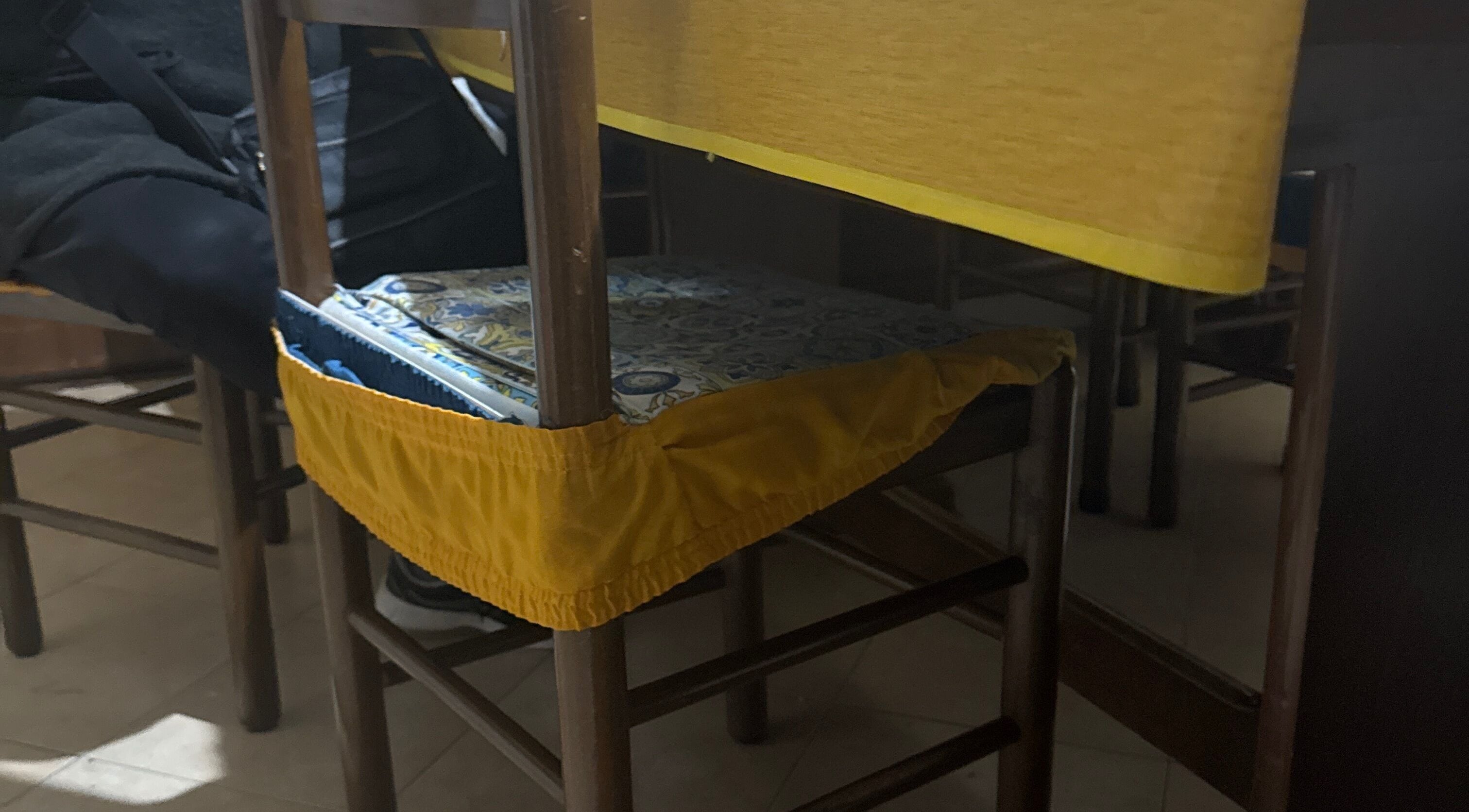 Sedia con copri sedia gialla presso EmmaBeauty, Macerata Campania, Campania, IT.