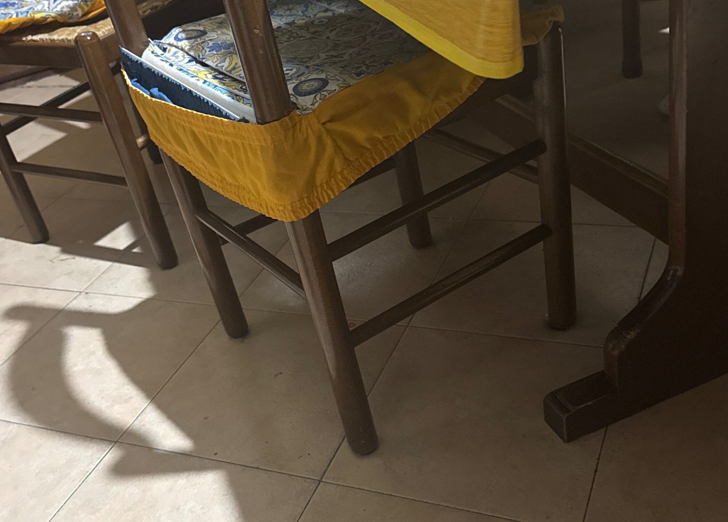 Sedie con copertura gialla presso EmmaBeauty, Macerata Campania, Campania, IT.