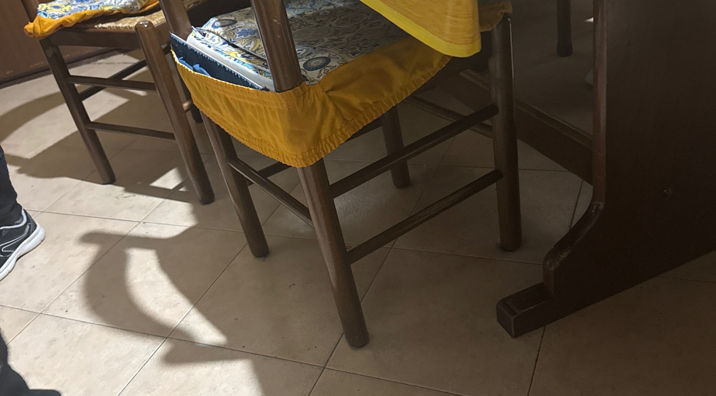 Sedie con copertura gialla presso EmmaBeauty, Macerata Campania, Campania, IT.