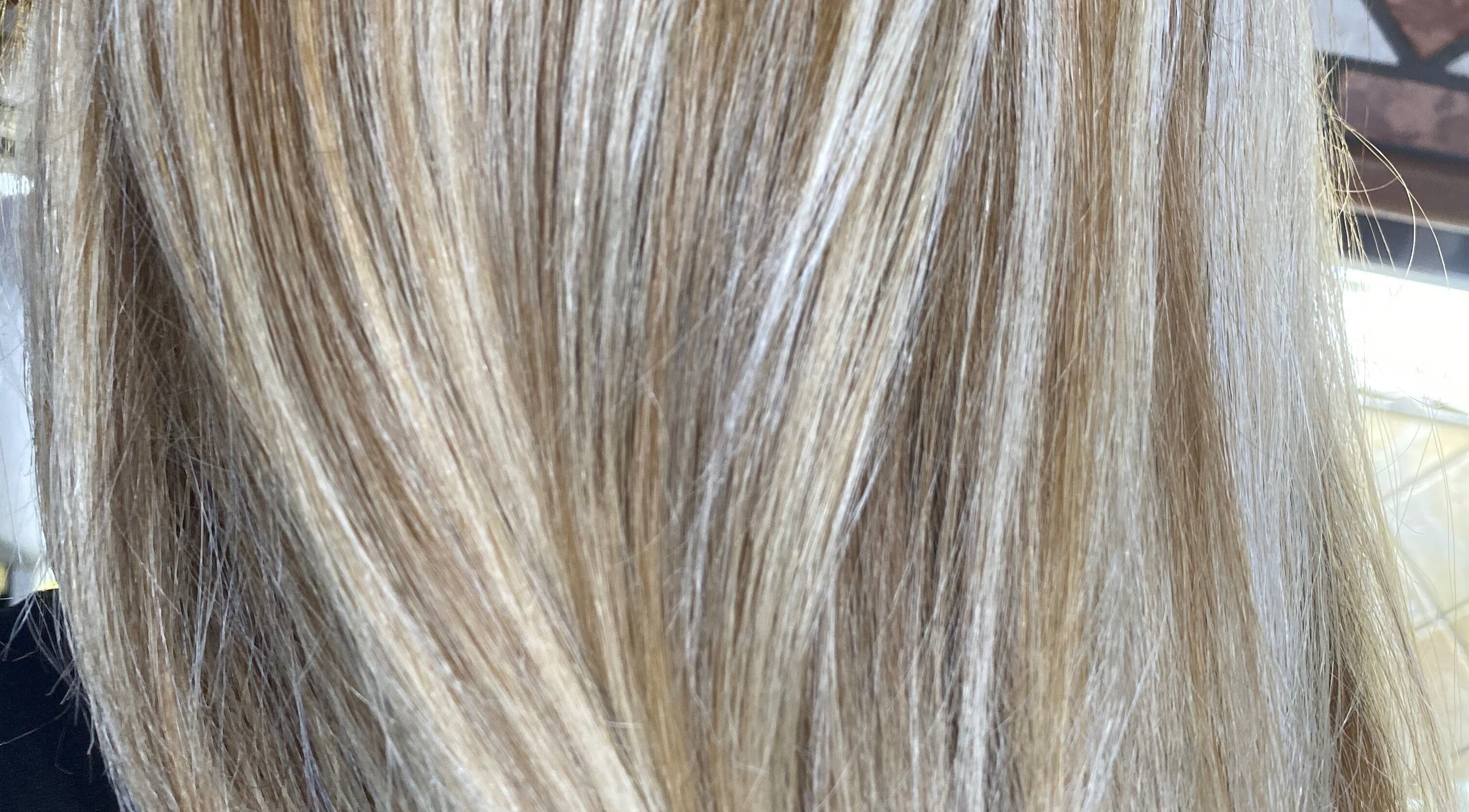 Capelli biondi trattati con cura presso Emma Beauty Professional, Afragola, Campania, IT.