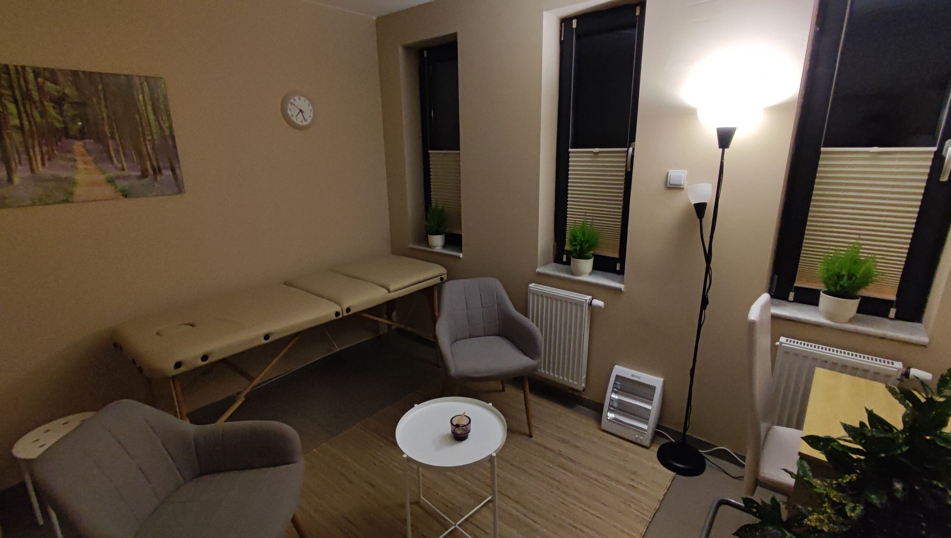 Gabinet pracy energetycznej, Reiki w Mokronos Górny, Dolnośląskie, z nowoczesnym wystrojem i łóżkiem do masażu.