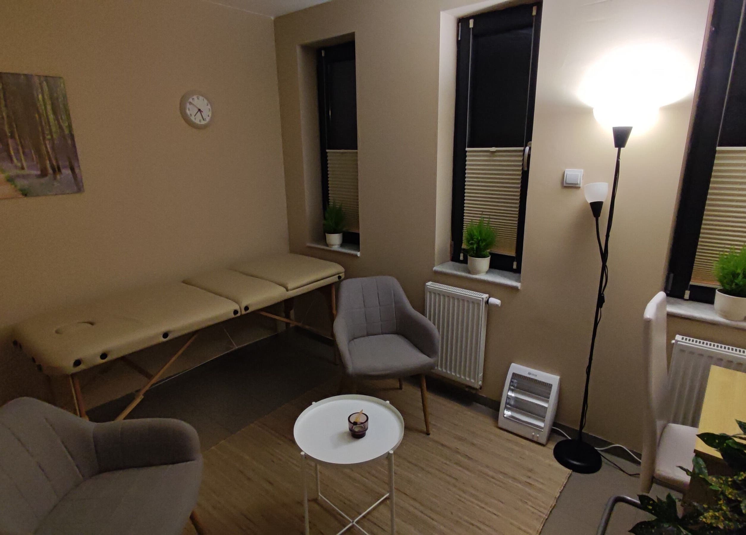 Gabinet pracy energetycznej, Reiki w Mokronos Górny, Dolnośląskie, z nowoczesnym wystrojem i łóżkiem do masażu.