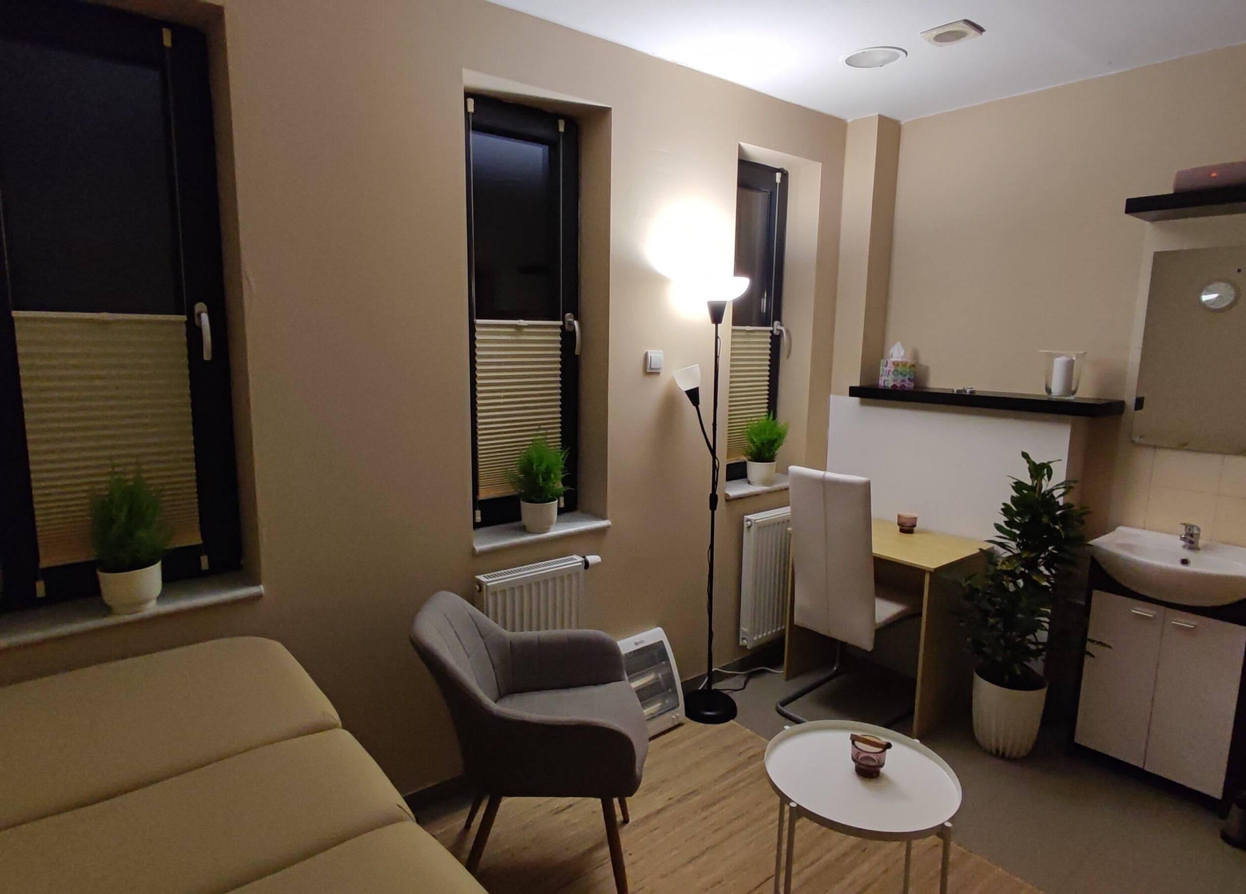 Przytulny pokój w Gabinet pracy energetycznej, Reiki, Mokronos Górny, Województwo Dolnośląskie, PL z miękkim fotelem.