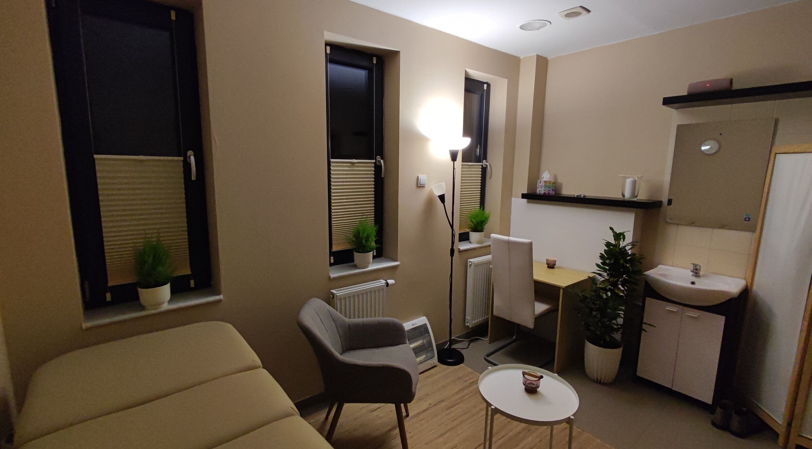 Przytulny pokój w Gabinet pracy energetycznej, Reiki, Mokronos Górny, Województwo Dolnośląskie, PL z miękkim fotelem.