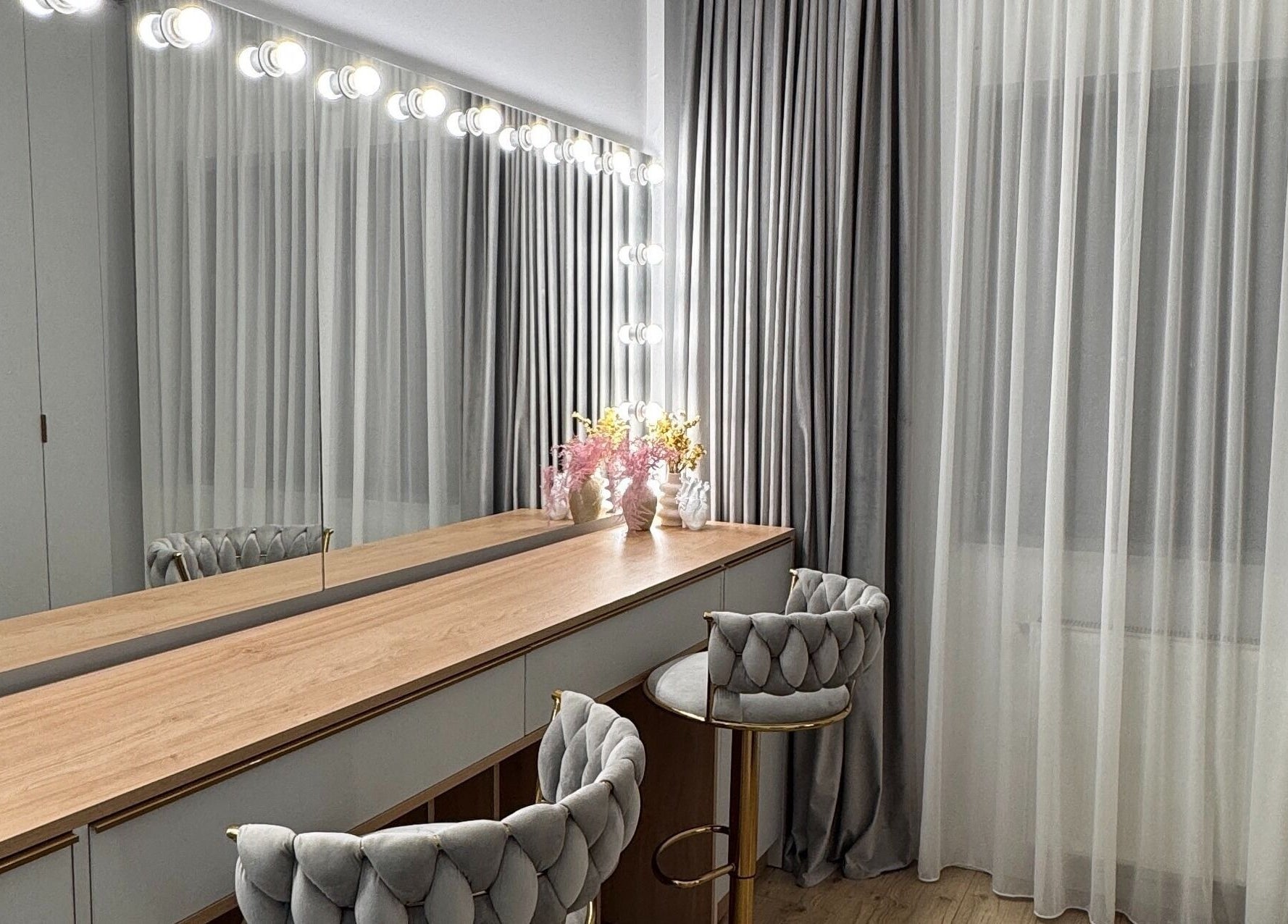 Elegant makeup studio of Alex Antal Make-up Artist in Cluj-napoca, Județul Cluj, RO with lighted mirrors.