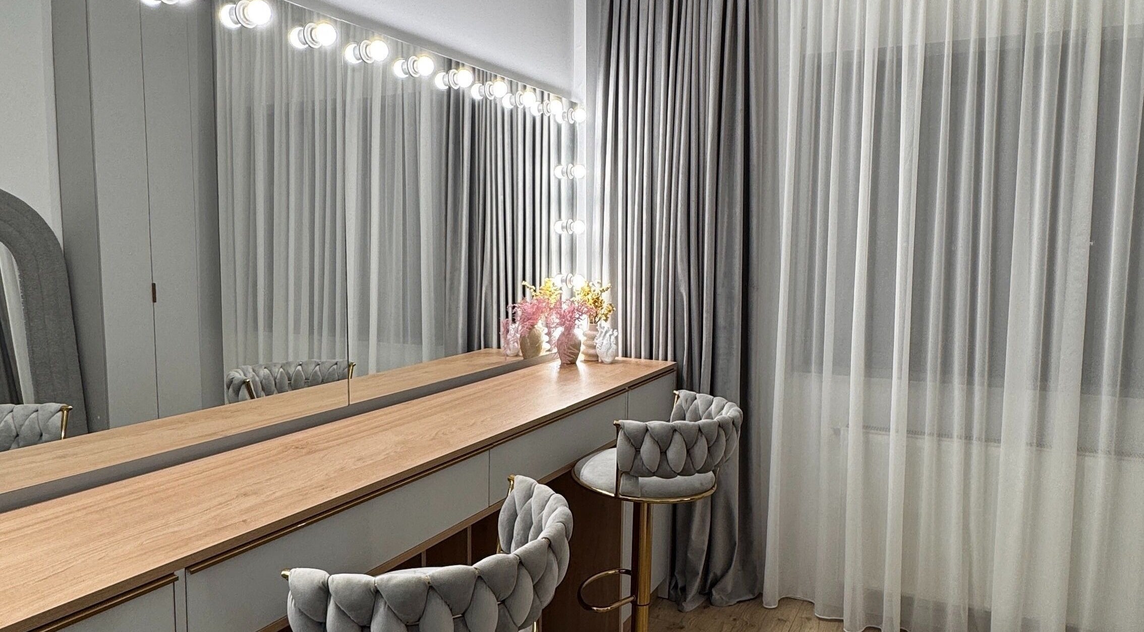 Elegant makeup studio of Alex Antal Make-up Artist in Cluj-napoca, Județul Cluj, RO with lighted mirrors.