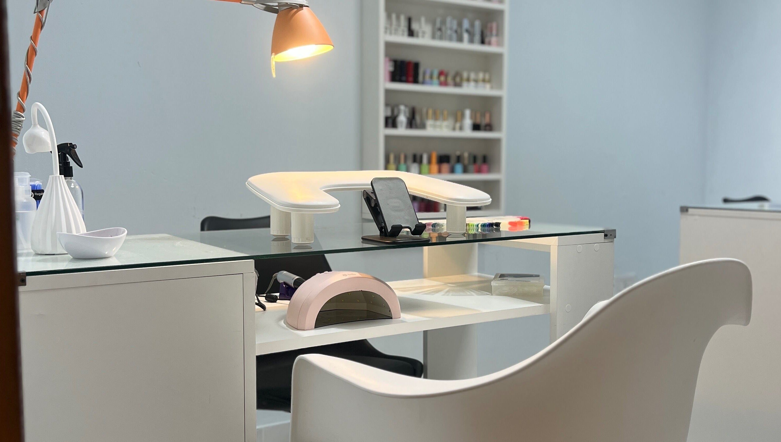 Elegant nail station at Marga Studio in Resistencia, Chaco, AR, showcasing a clean, modern design.