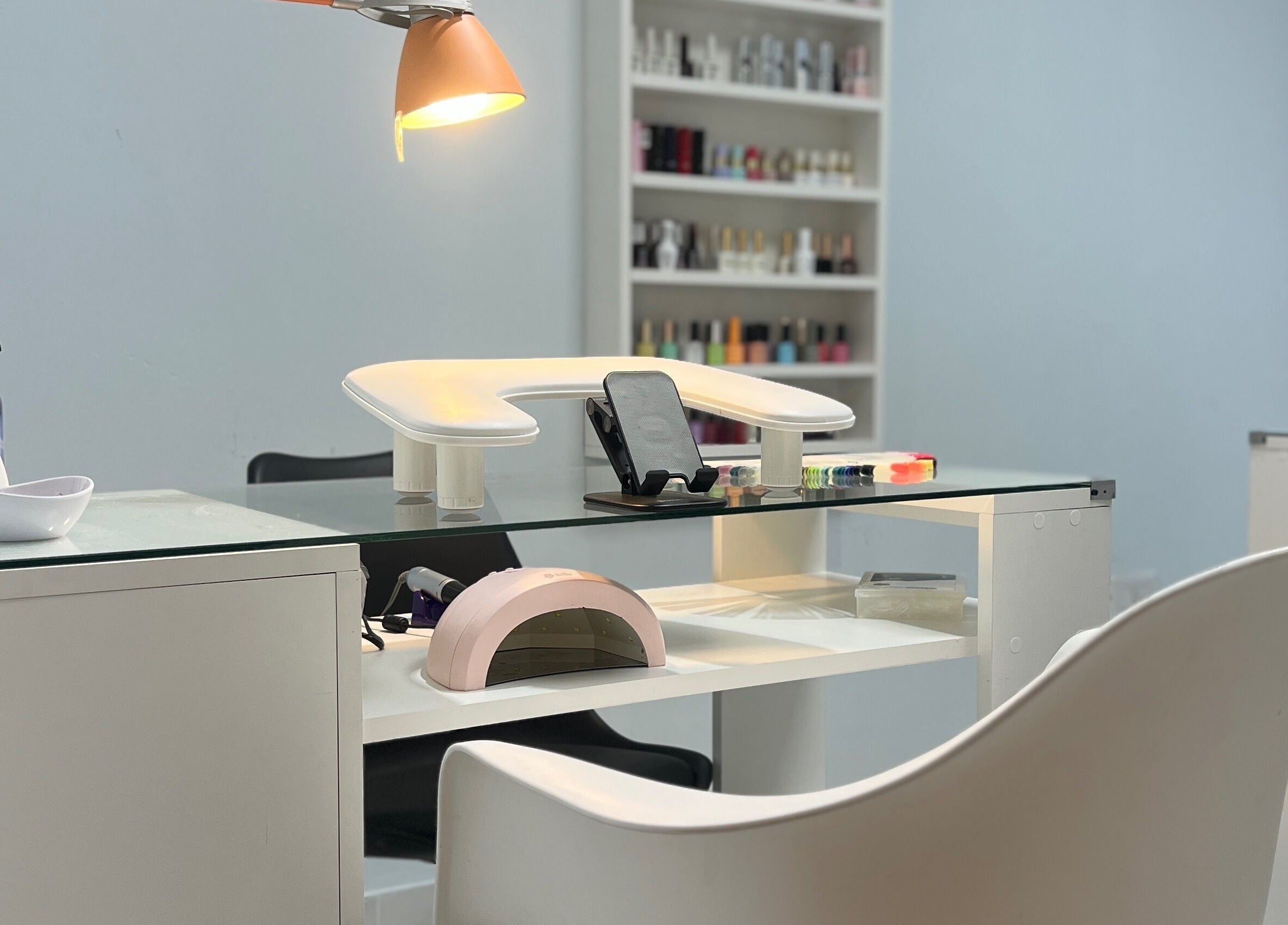 Elegant nail station at Marga Studio in Resistencia, Chaco, AR, showcasing a clean, modern design.