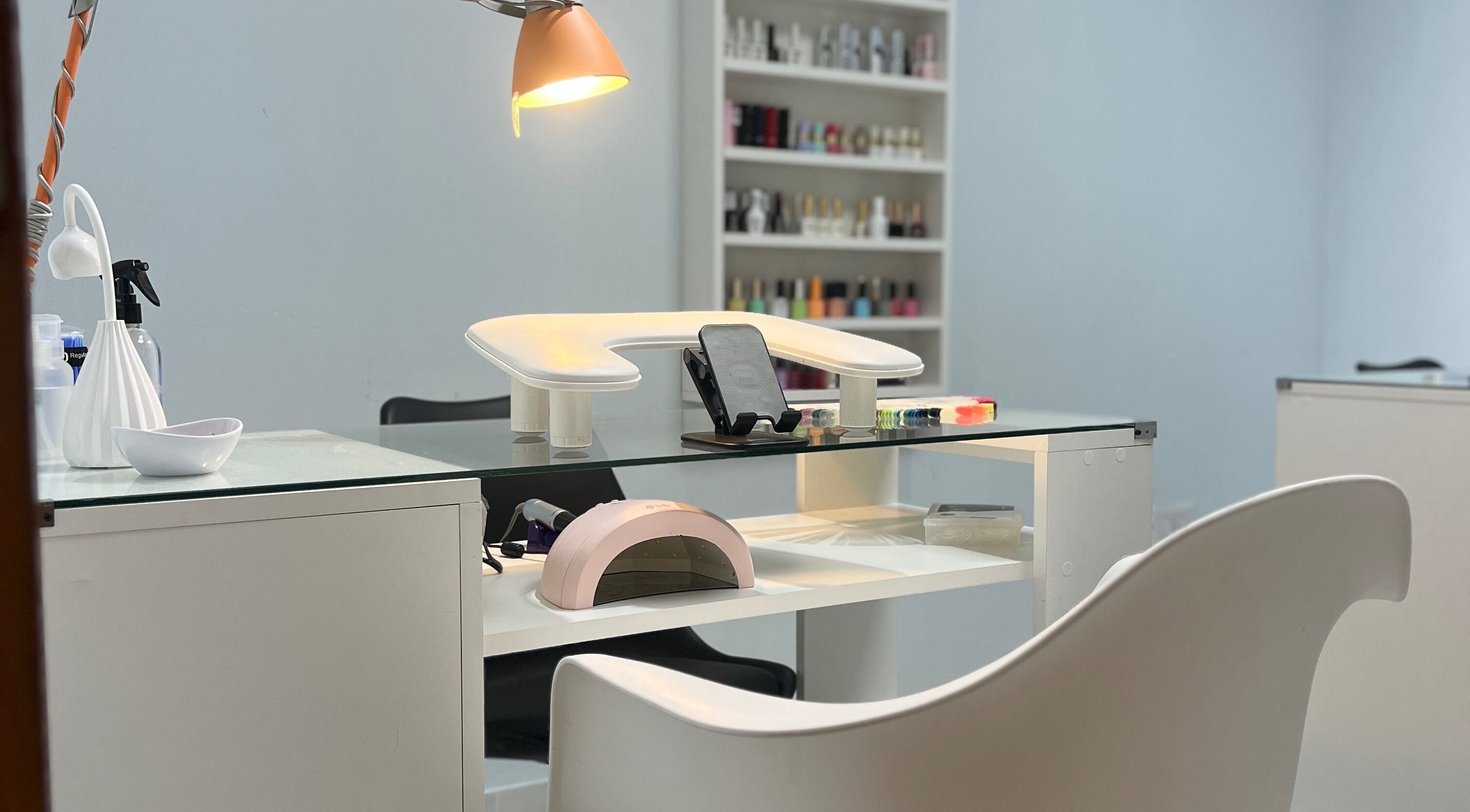 Elegant nail station at Marga Studio in Resistencia, Chaco, AR, showcasing a clean, modern design.