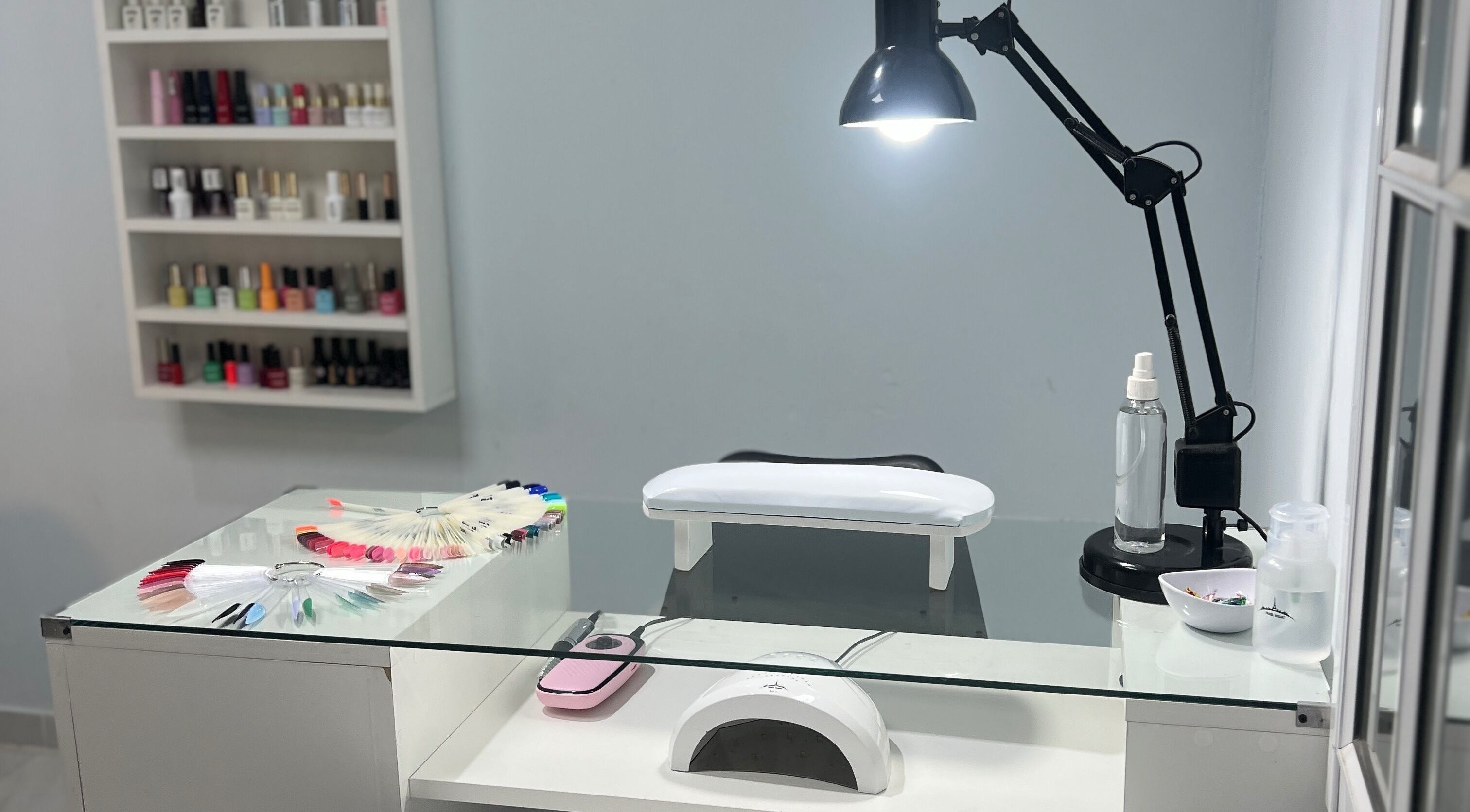 Nail treatment station at Marga Studio in Resistencia, Chaco, AR with tools and polish display.