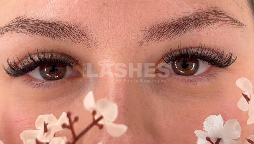 Extensiones de pestañas de Holy Lashes - By Paola Zambrano en Madrid, Comunidad De Madrid, ES con flores blancas.