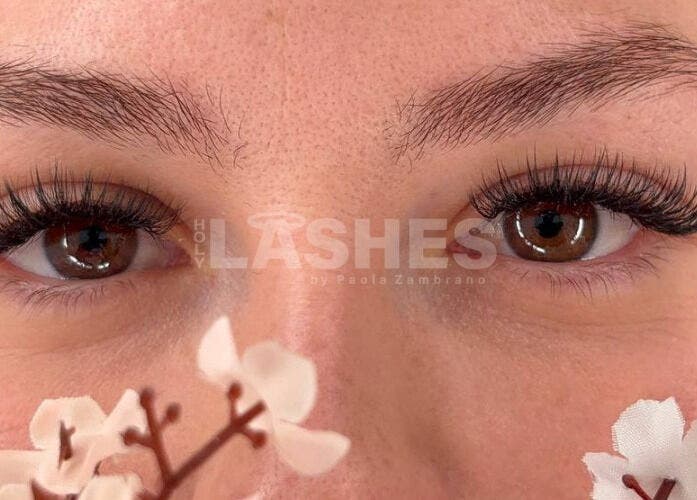 Extensiones de pestañas de Holy Lashes - By Paola Zambrano en Madrid, Comunidad De Madrid, ES con flores blancas.