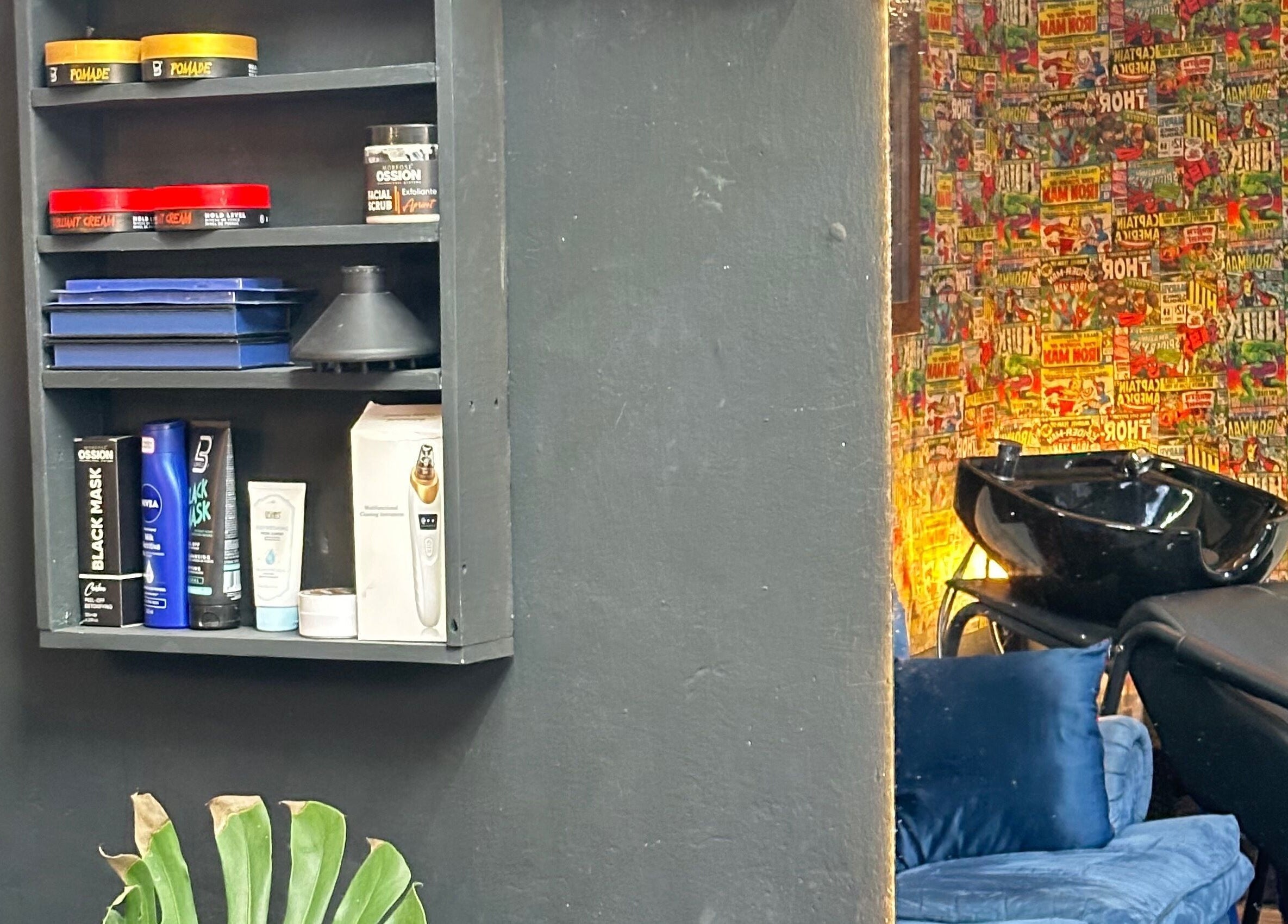 Diego Barber Studio in San Pedro Las Huertas, Sacatepéquez, GT with sleek washing station and colorful decor.