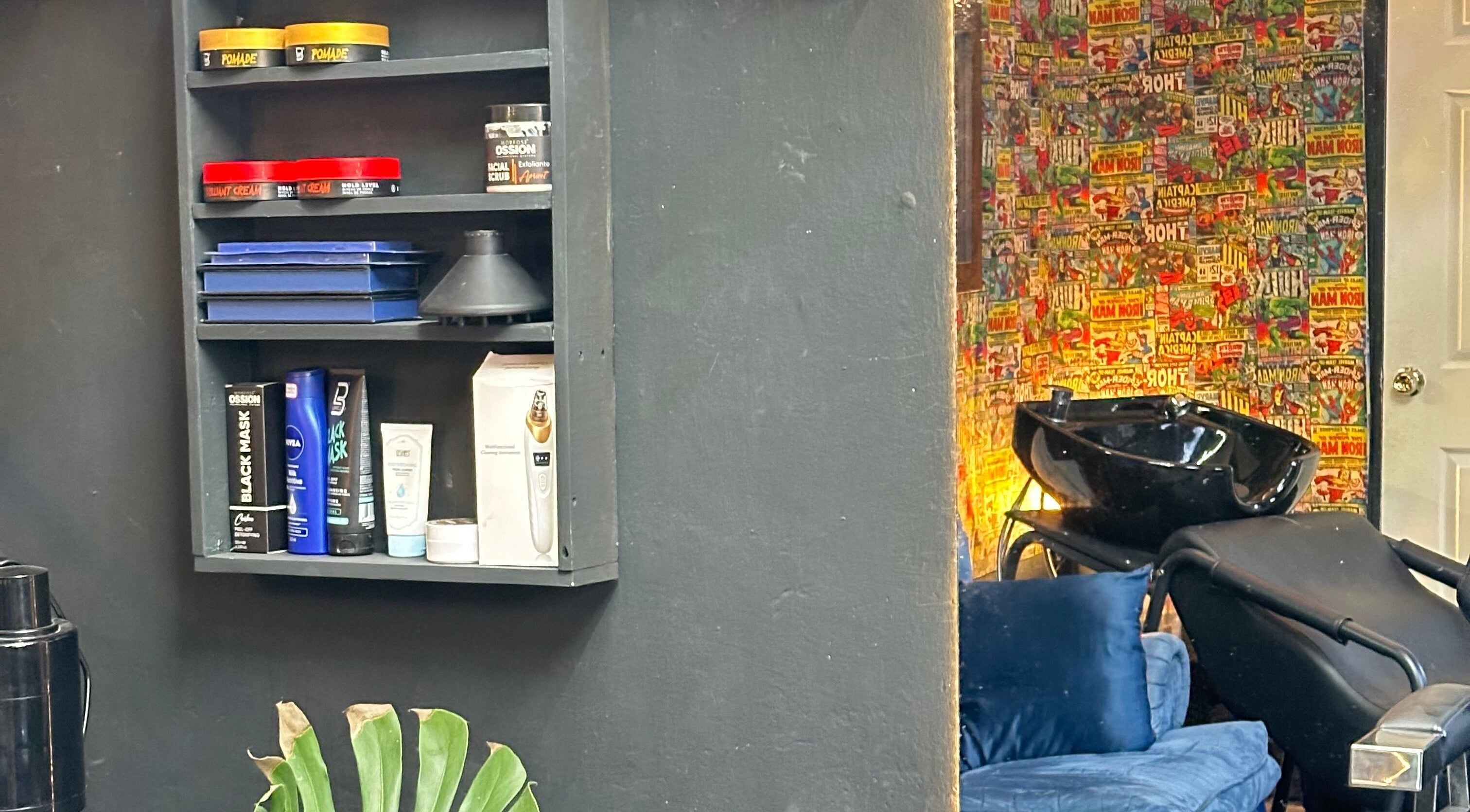 Diego Barber Studio in San Pedro Las Huertas, Sacatepéquez, GT with sleek washing station and colorful decor.