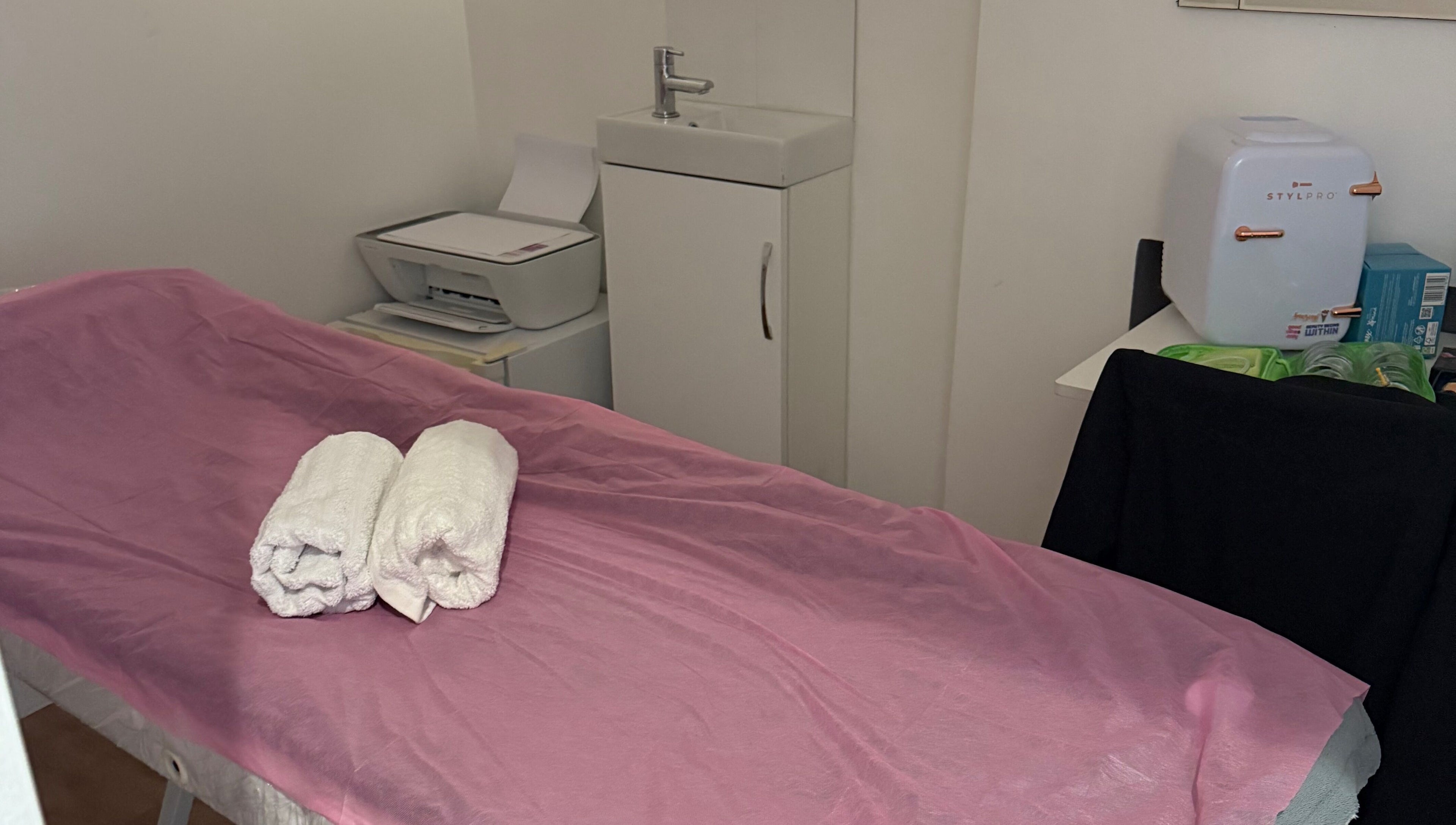 Sala de massagem na Paloma Chinelato massage therapy, Exeter, England, GB com toalhas em cama preparada.