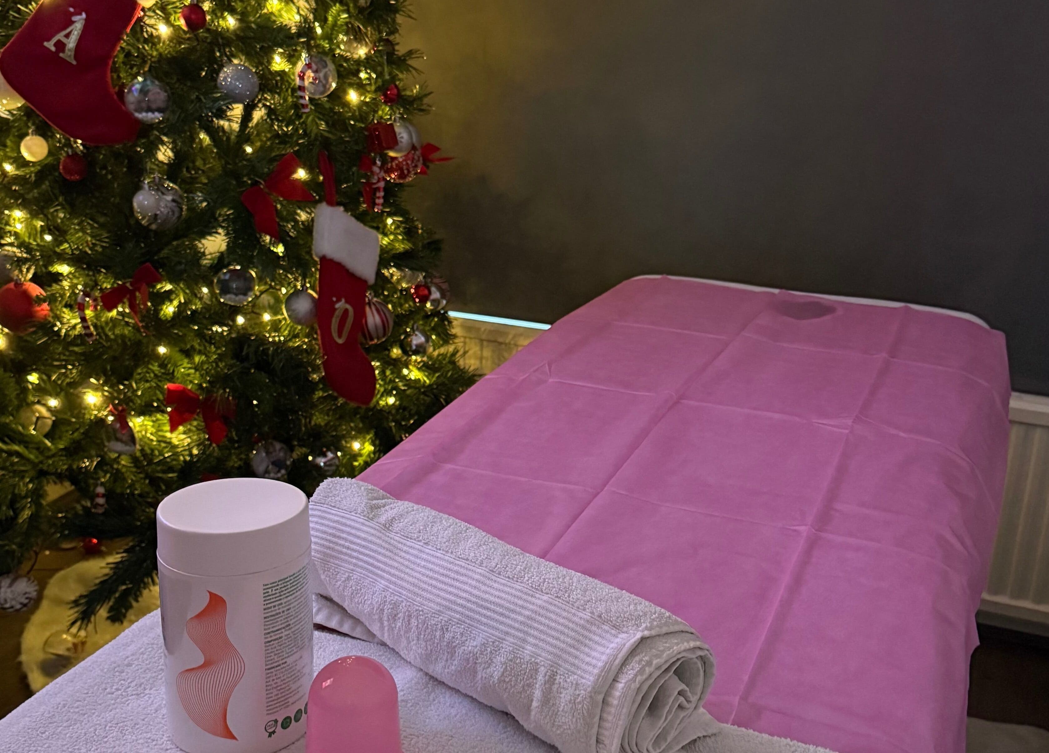 Ambiente festivo na Paloma Chinelato massage therapy, Exeter, England, GB, com mesa preparada para massagem.