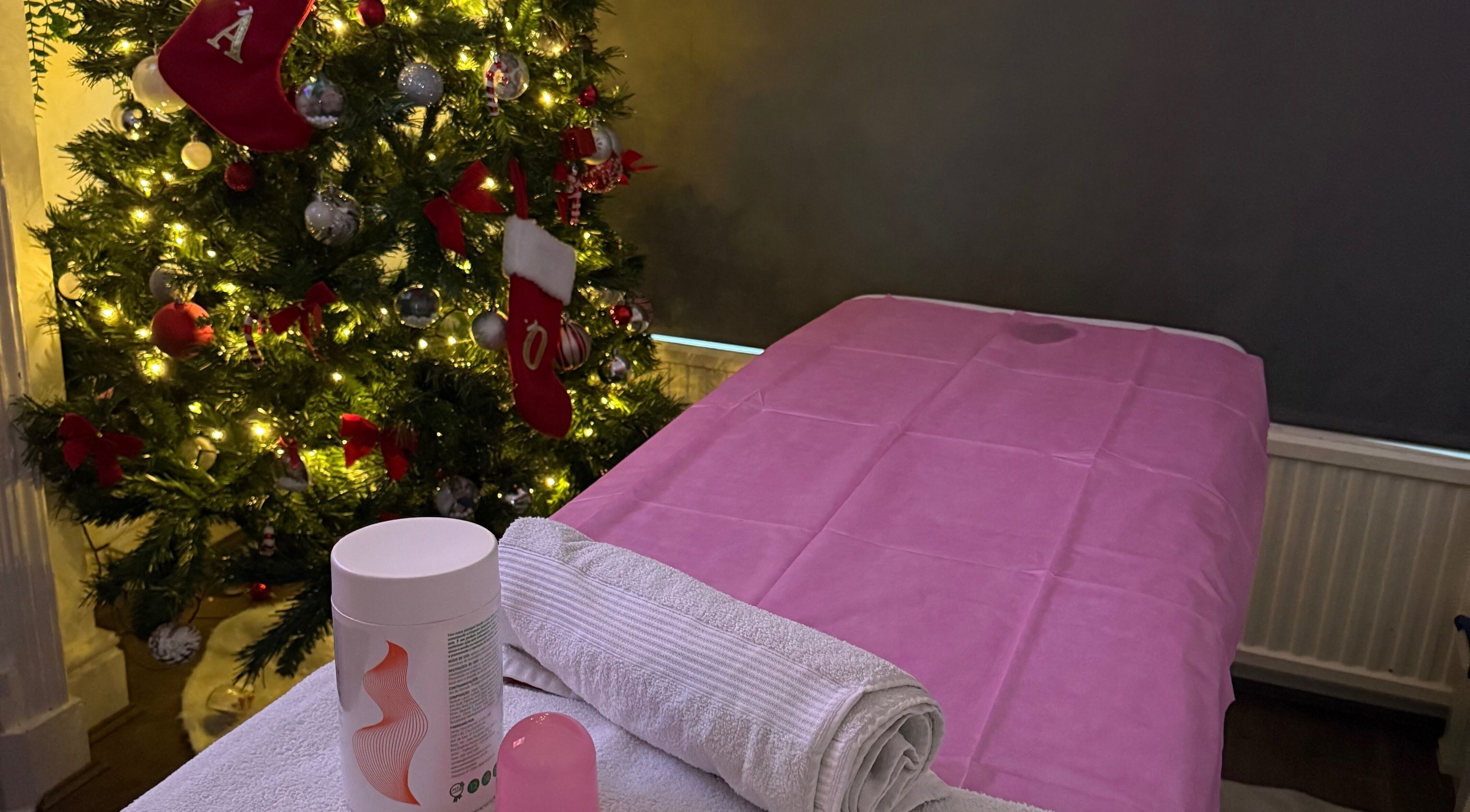 Ambiente festivo na Paloma Chinelato massage therapy, Exeter, England, GB, com mesa preparada para massagem.