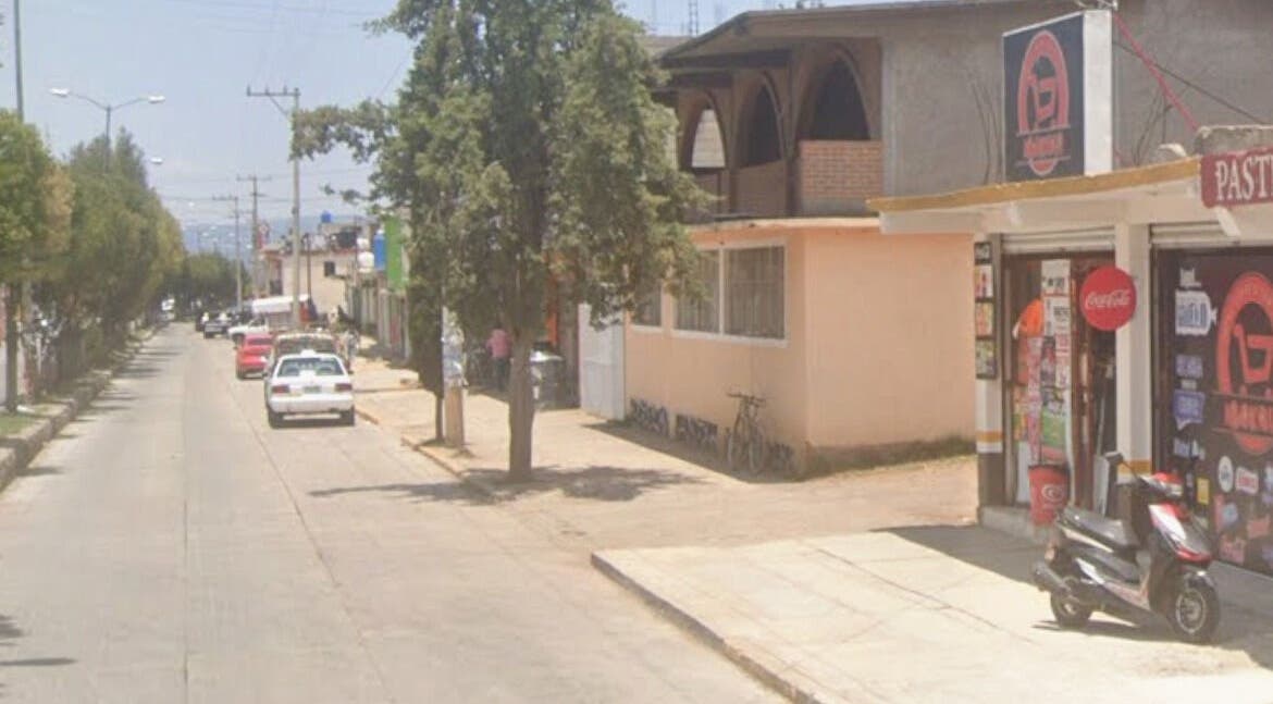 Charming street near GLOW Lashes Studio, Santiago Yeche, Estado De México offering relaxing beauty services.