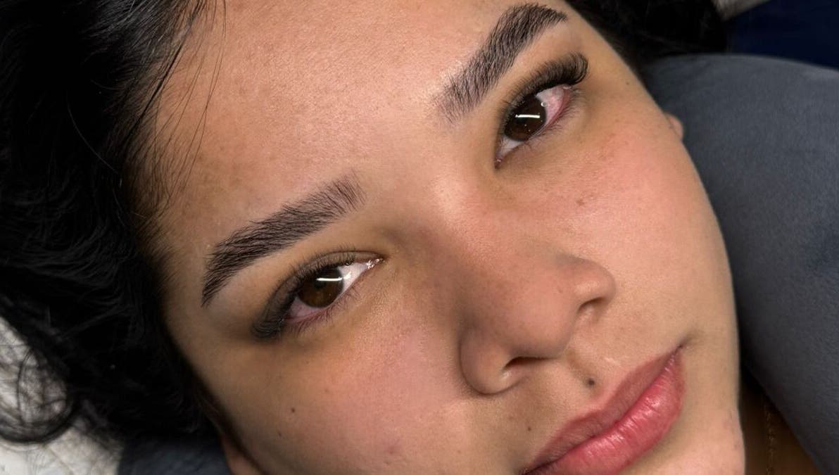 Close-up de sobrancelhas estilizadas no Aylanna Studio, Rondônia, Rondônia, BR.