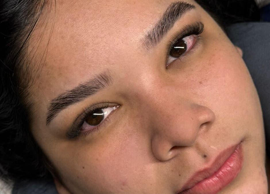 Close-up de sobrancelhas estilizadas no Aylanna Studio, Rondônia, Rondônia, BR.
