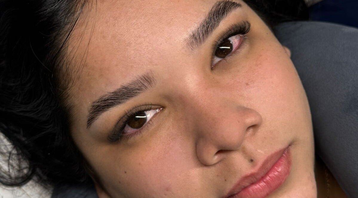 Close-up de sobrancelhas estilizadas no Aylanna Studio, Rondônia, Rondônia, BR.