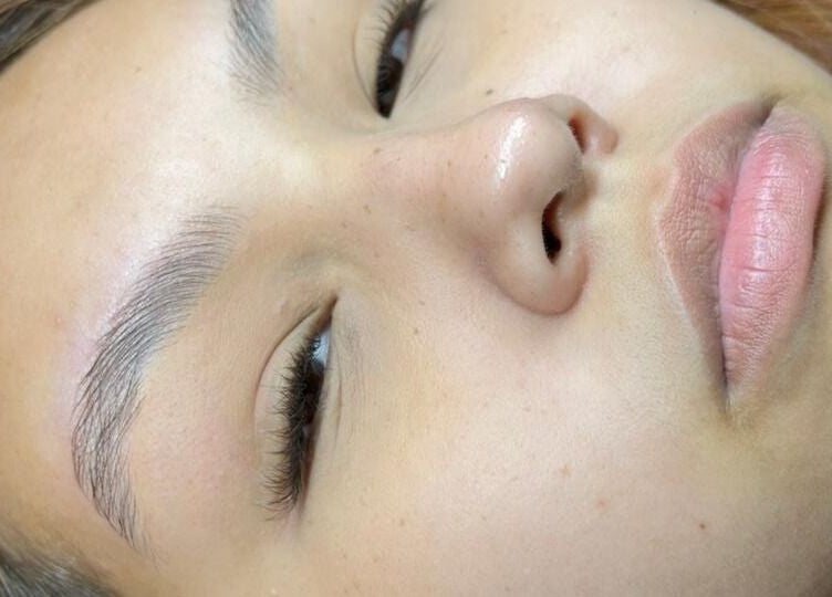 Modelo com sobrancelhas bem feitas na Aylanna Studio, Rondônia, Rondônia, BR.