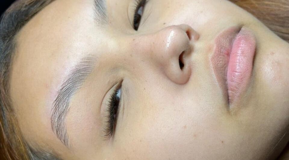 Modelo com sobrancelhas bem feitas na Aylanna Studio, Rondônia, Rondônia, BR.