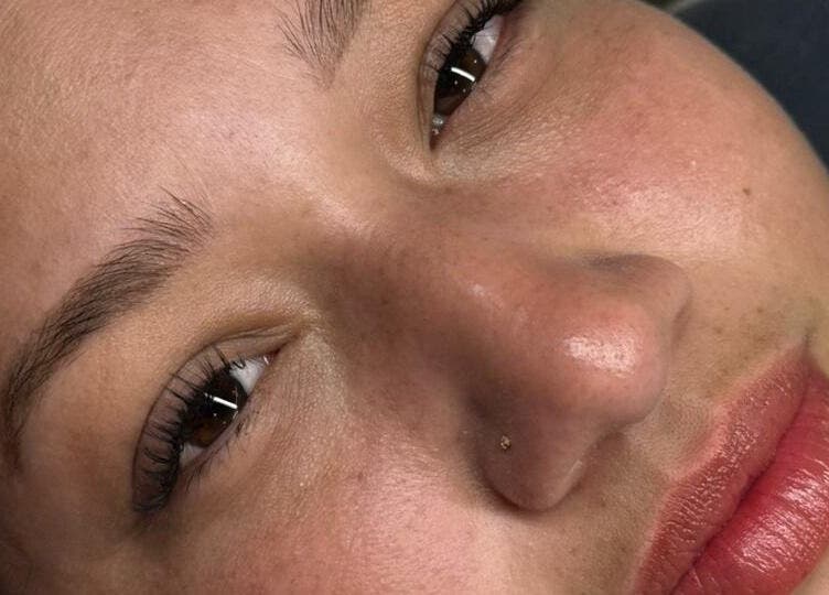 Rosto de cliente no Aylanna studio, Rondônia, BR, destacando pele suave e lábios delicados.