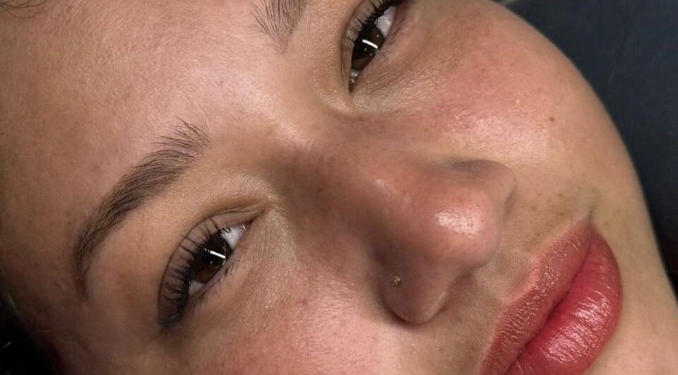 Rosto de cliente no Aylanna studio, Rondônia, BR, destacando pele suave e lábios delicados.