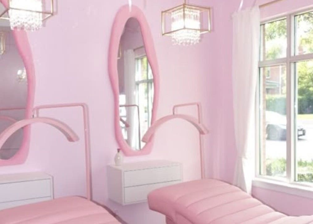 Luxuriöser Behandlungsraum im La Rose Beauty Salon, Ulm, Baden-Württemberg, DE mit stilvollem pinken Dekor.