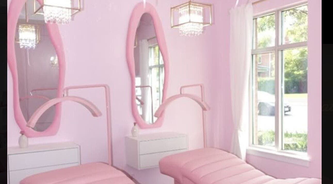 Luxuriöser Behandlungsraum im La Rose Beauty Salon, Ulm, Baden-Württemberg, DE mit stilvollem pinken Dekor.