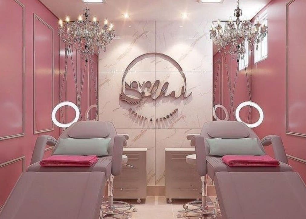 Eleganter Behandlungsraum bei La Rose Beauty Salon in Ulm, Baden-württemberg, DE mit rosa Details und Kronleuchtern.