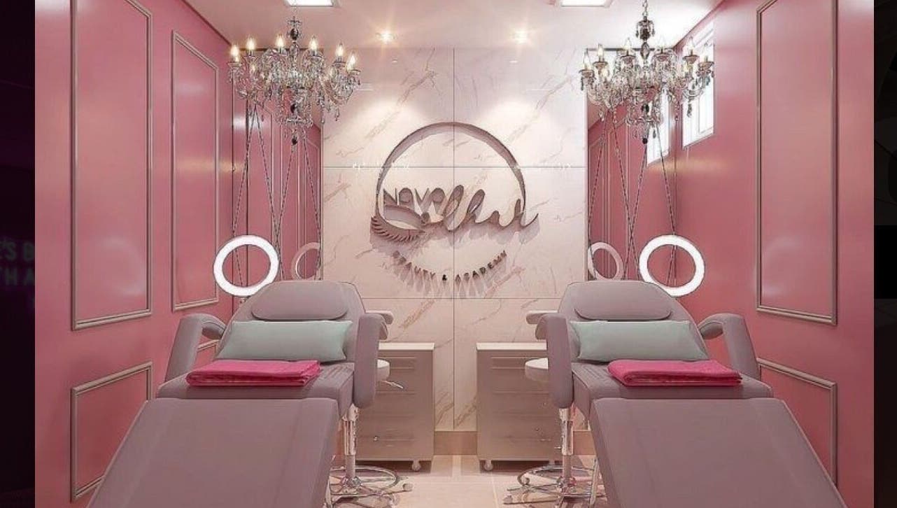 Luxuriöser Behandlungsraum bei La Rose Beauty Salon in Ulm, Baden-Württemberg, DE mit rosa Wänden und Kronleuchtern.